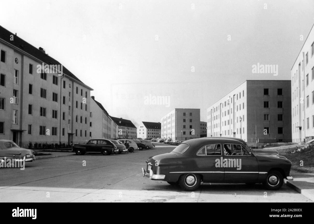 La photo montre une vue sur le complexe résidentiel de l'armée américaine dans Vogelweh près de Kaiserslautern. Ils font partie de la communauté militaire de Kaiserslautern, la plus grande base militaire américaine en dehors des Etats-Unis. En face de l'appartement, les bâtiments sont des voitures en stationnement. Banque D'Images