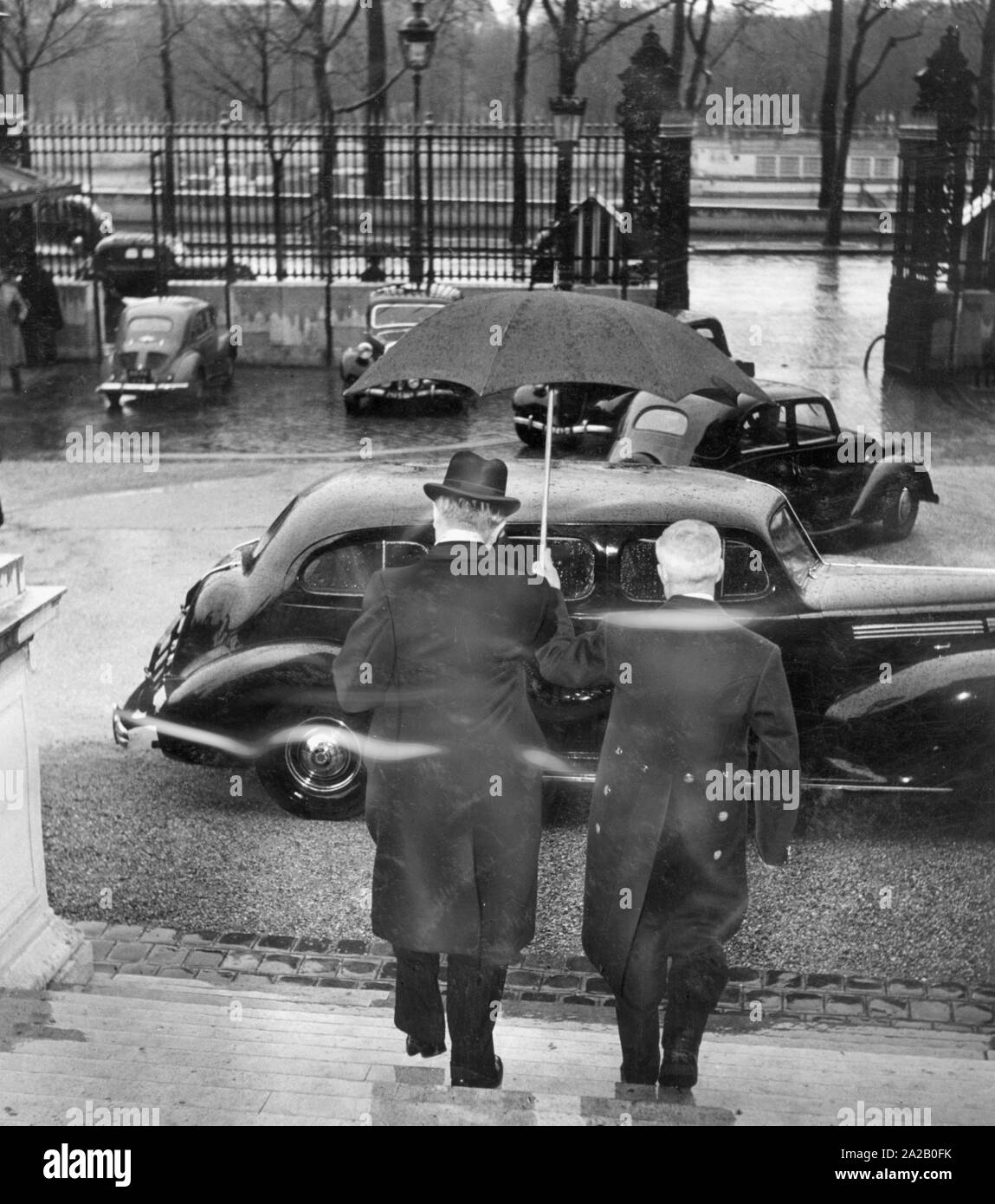 Le chancelier allemand Konrad Adenauer de quitter le quai d'Orsay à Paris. Il y a eu lieu des négociations sur le plan Schuman, la soi-disant communauté européenne du charbon et de l'acier. Ces négociations ont été le cadre des efforts visant à établir un traité d'amitié franco-allemand. Banque D'Images