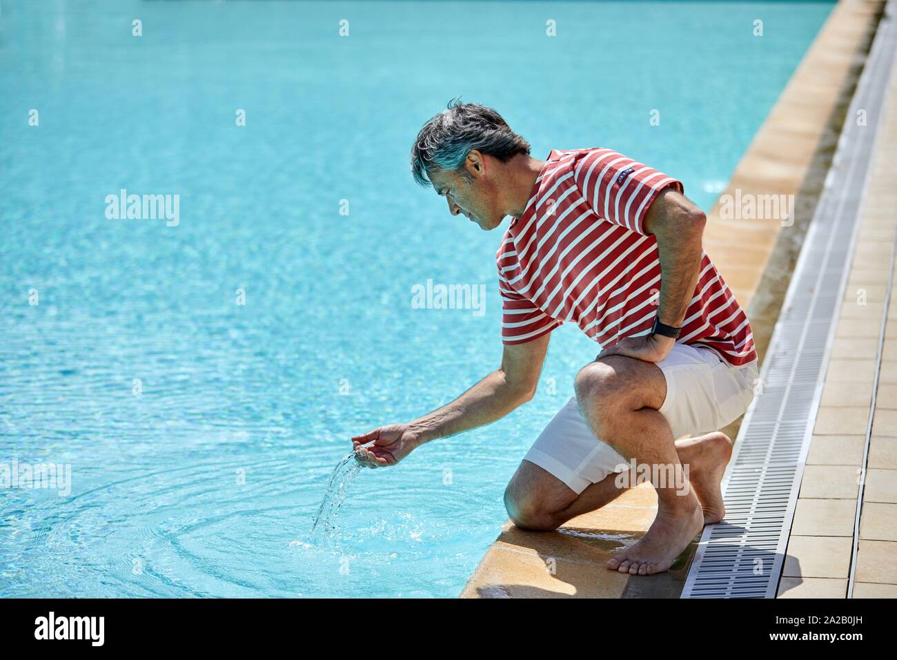 L'homme à la piscine, piscine, centre de vacances, Hendaye, Aquitaine, Pays Basque, France Banque D'Images