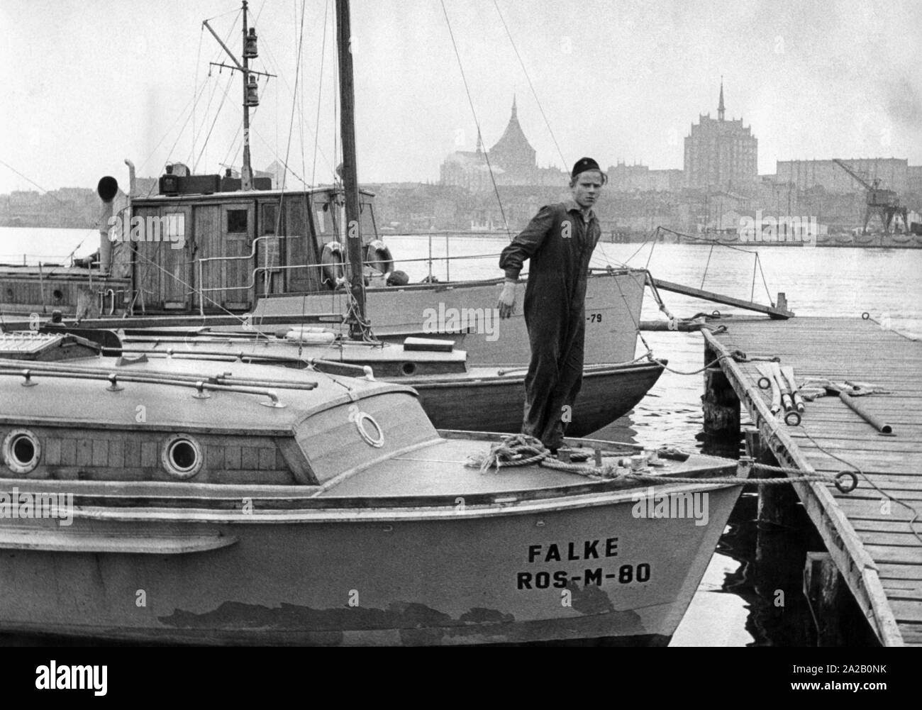 L'homme sur un bateau dans le port de Rostock. Banque D'Images