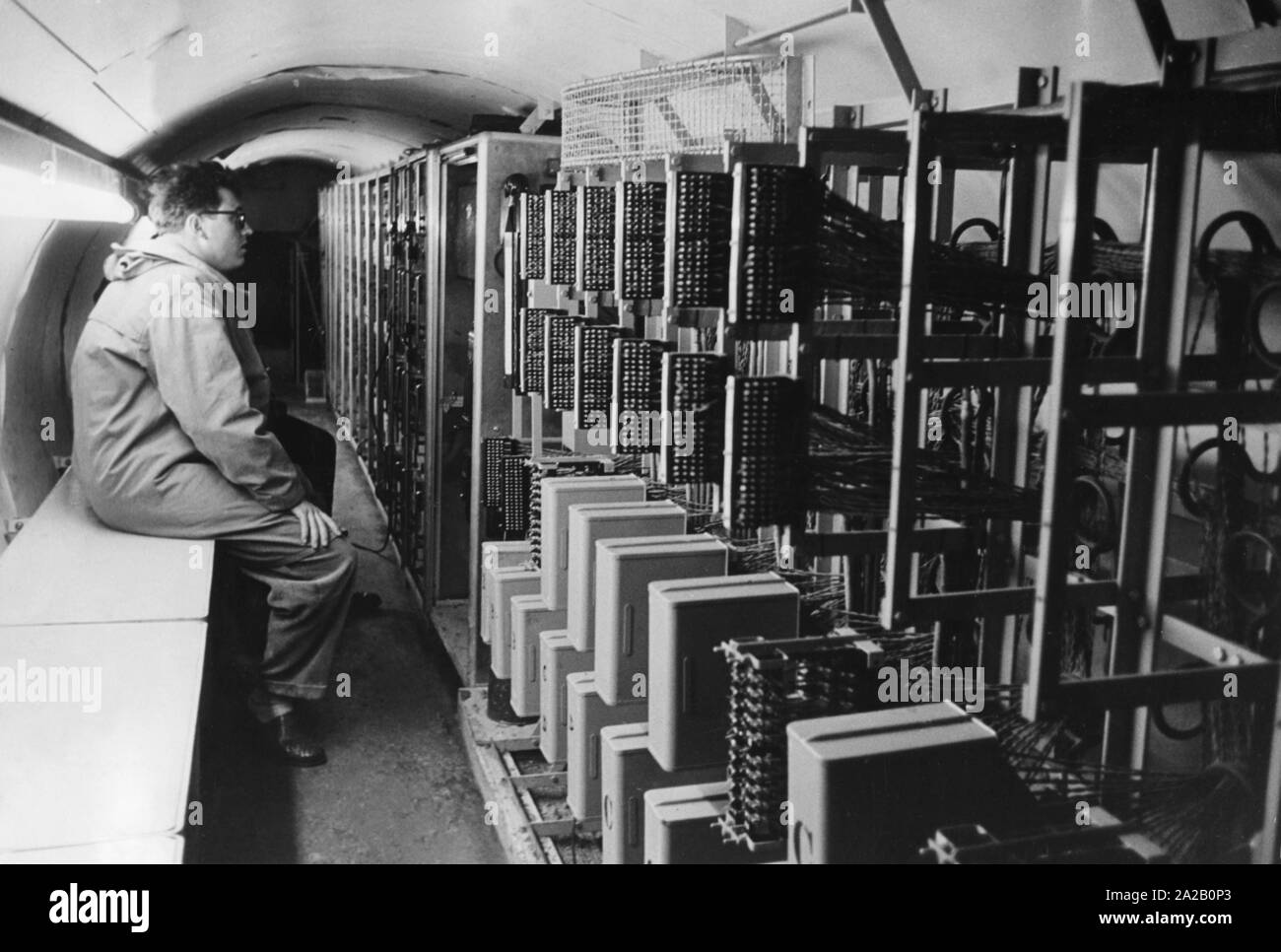 Au-delà des frontières du secteur dans Alt-Glienicke, près de Berlin, le KGB a découvert un grand tunnel de l'écoute les services secrets américains. L'installation des lignes téléphoniques taraudé des Soviets. La découverte du tunnel a été rendu public par la direction soviétique à des fins de propagande. La photo montre une partie de l'appareil d'écoute électronique. Banque D'Images