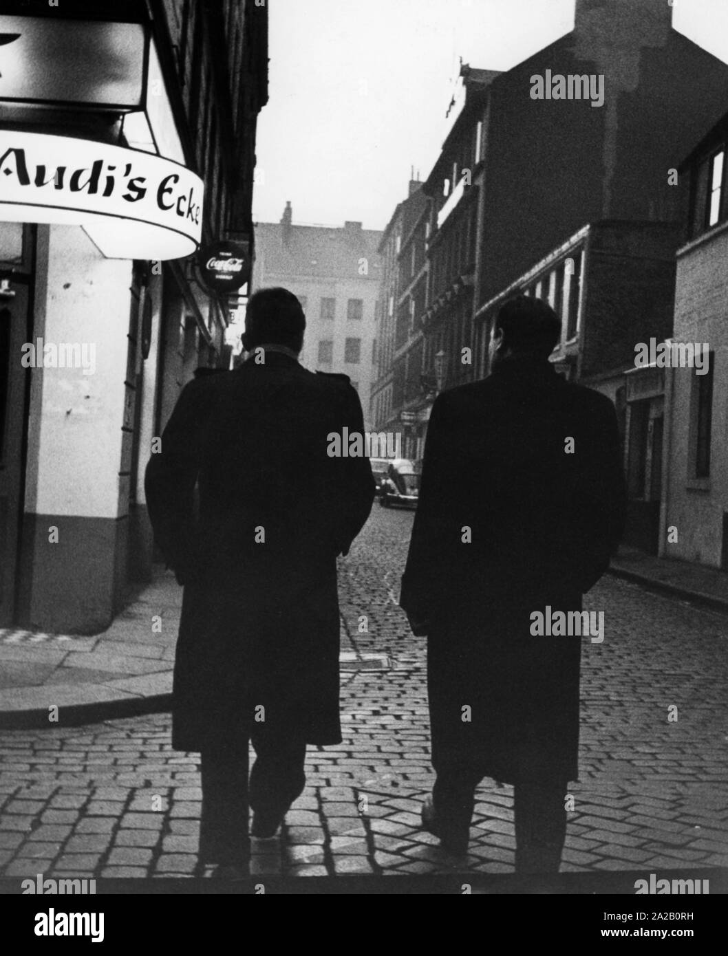 La photo a été prise pour l'article "Unser Miniatur Wunderland bei nacht" (notre pays des merveilles la nuit) par le journaliste Stefan Roon, qui a été publié dans le Muenchner Illustrierte (1958, no. 51). Durant son séjour à Hambourg Roon accompagné les deux agents de police en civil sur leur tournée de St Pauli. Un film de TV a été tournée sur la base de l'article en 1959, portant le même titre, qui était de montrer le côté sombre des villes de l'Allemagne. Banque D'Images