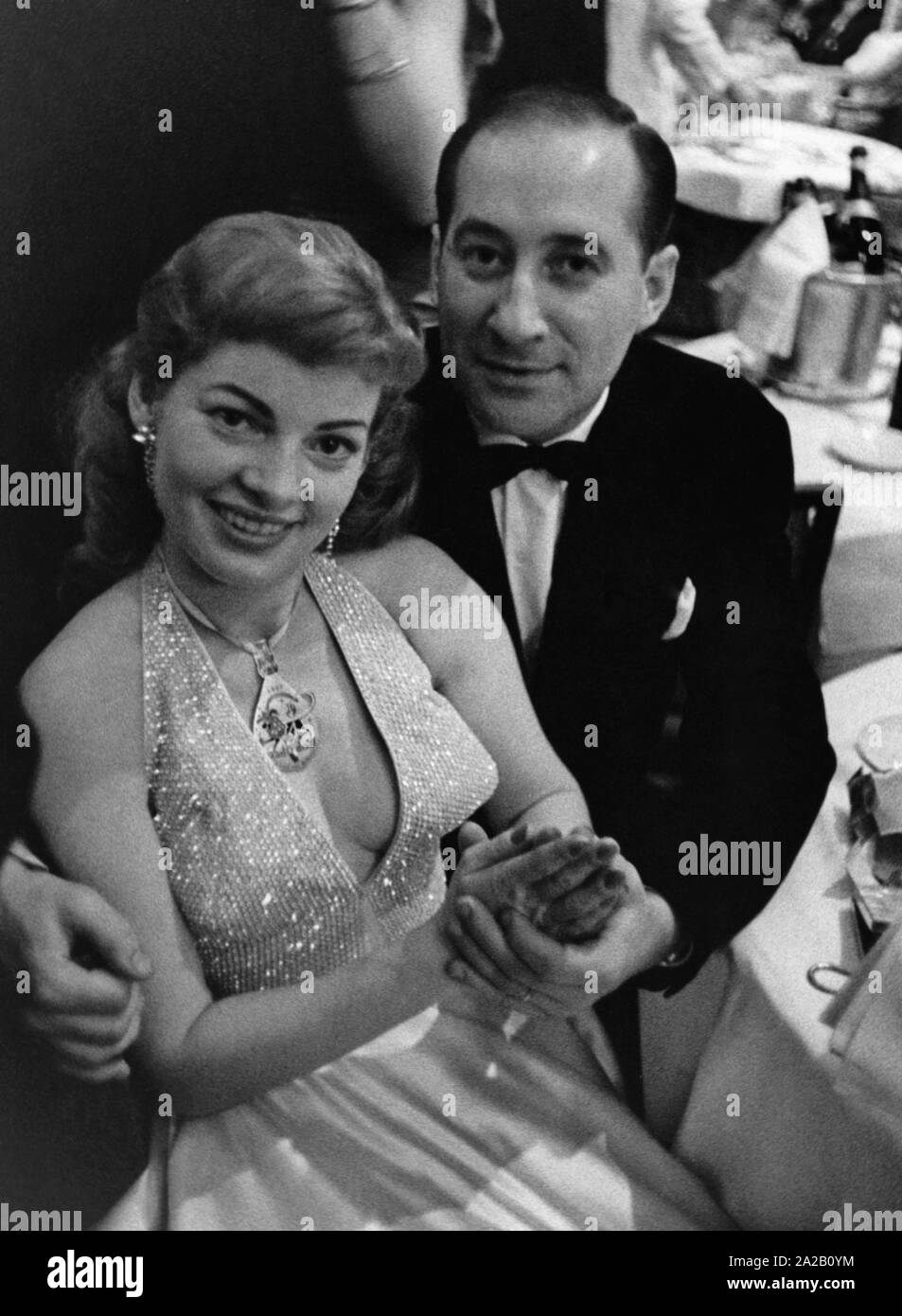 L'actrice allemande Jester Naefe avec un homme lors d'une soirée événement. Banque D'Images