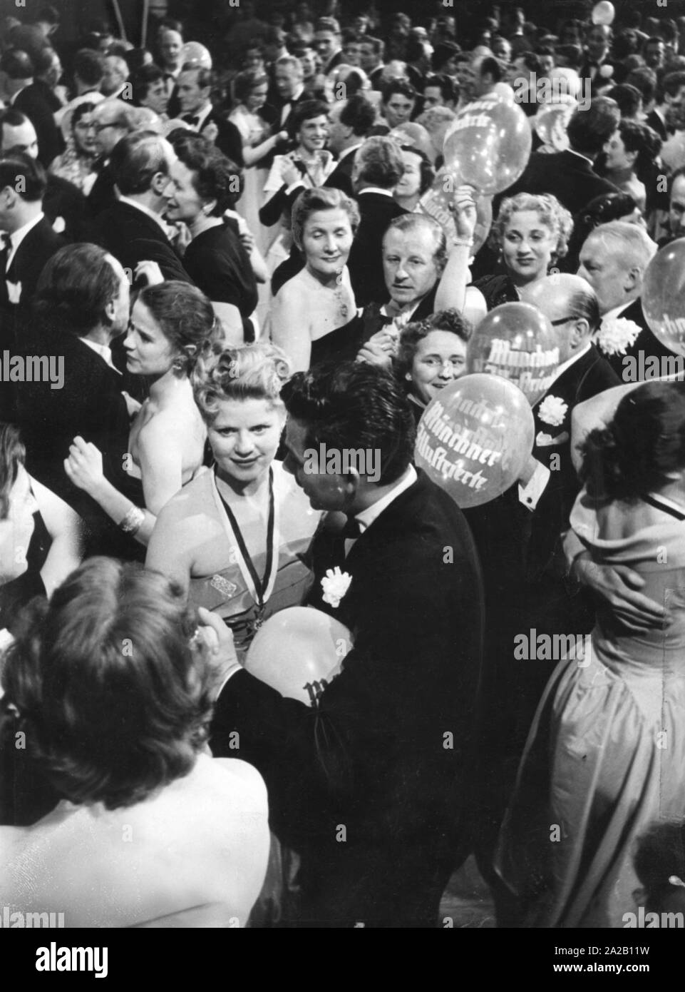 L'actrice suédoise Kristina Soederbaum danse au bal du cinéma allemand. Banque D'Images