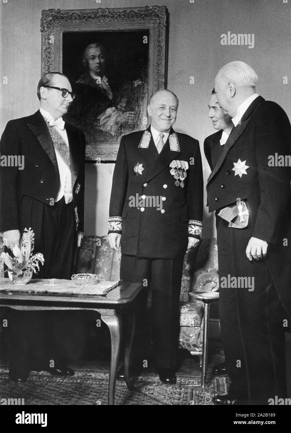 Le premier ambassadeur de l'Union soviétique de l'URSS, Valerian Alexandrovitch Zorin présente le président fédéral allemand Theodor Heuss ses lettres de créance. Banque D'Images