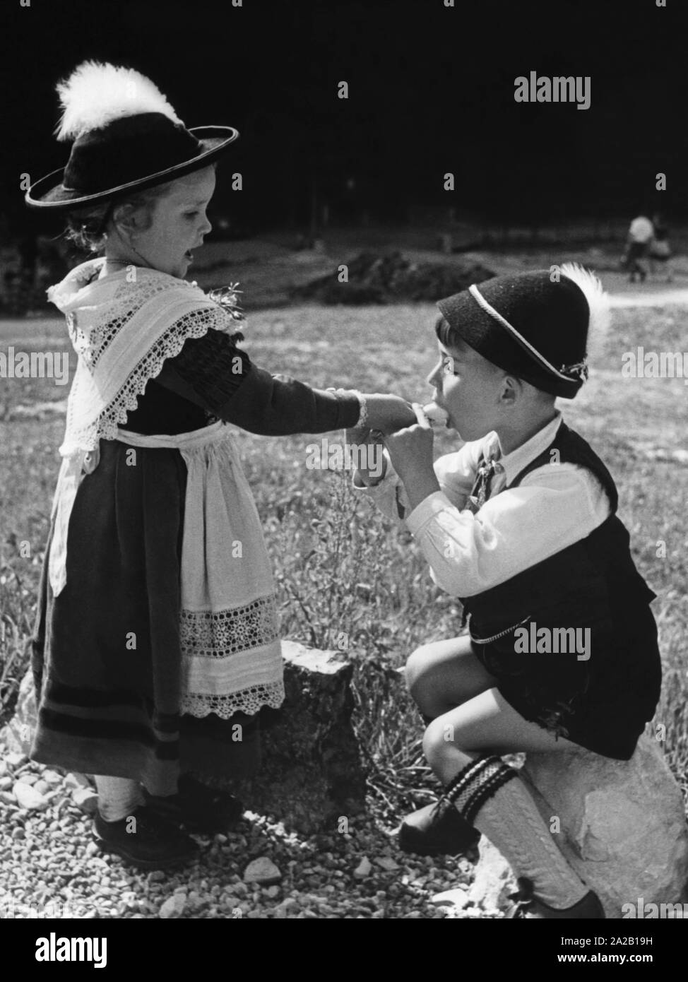 La jeune fille le garçon permet de mordre dans sa glace. Photo non datée, probablement dans les années 1960. Banque D'Images