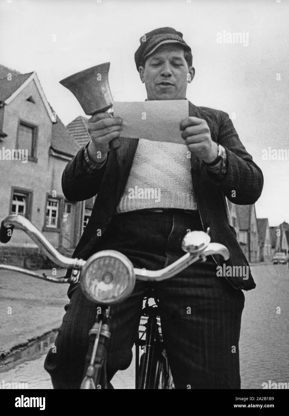 La photo montre (probablement un des derniers), service communautaire de crieur public qui fait des annonces publiques dans les rues. La photo est de 1950. Banque D'Images