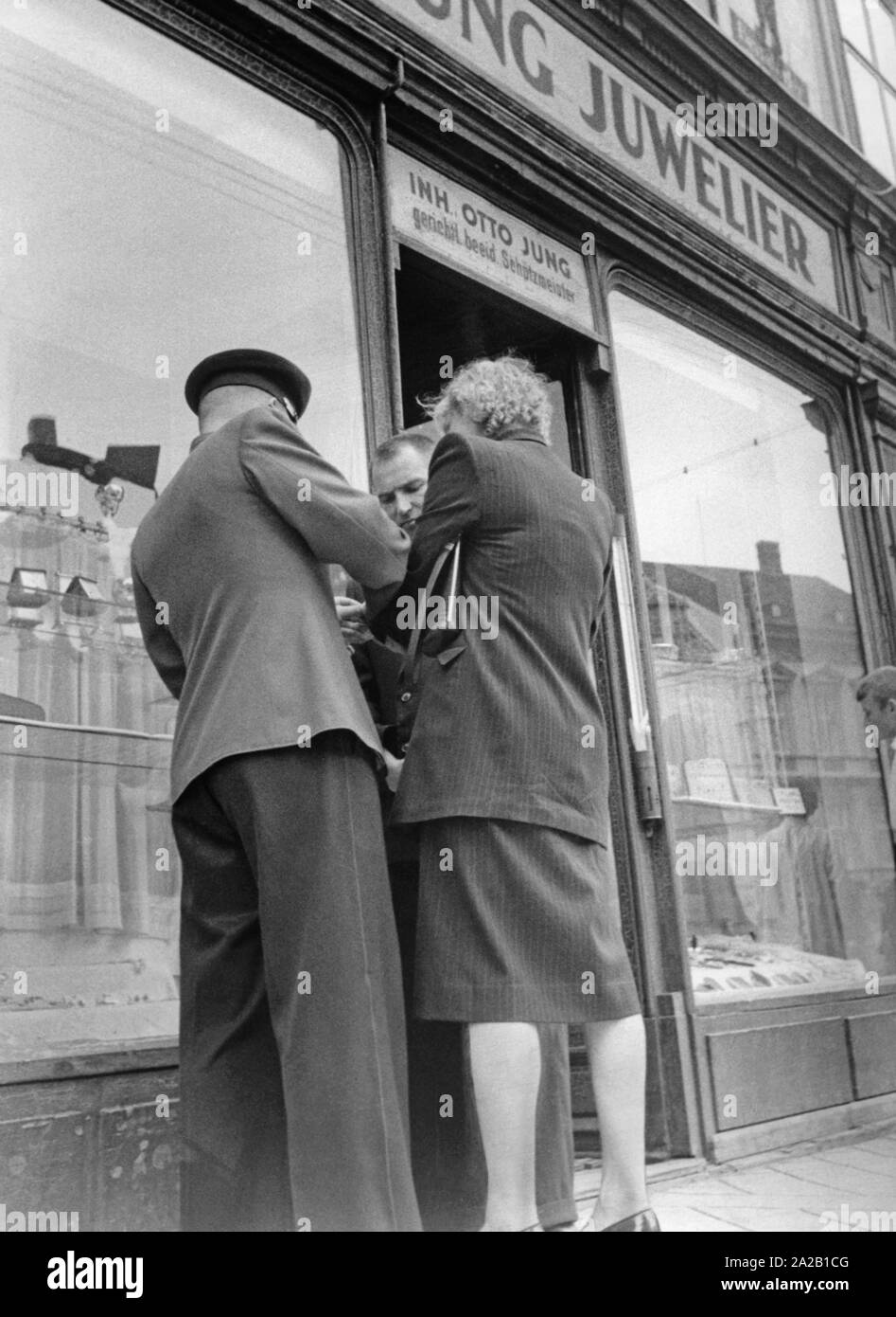 Un agent soviétique achète sa femme quelques bijoux peu avant de quitter l'Autriche. Après la signature de l'État traité, les troupes alliées se sont retirés de l'Autriche. Banque D'Images
