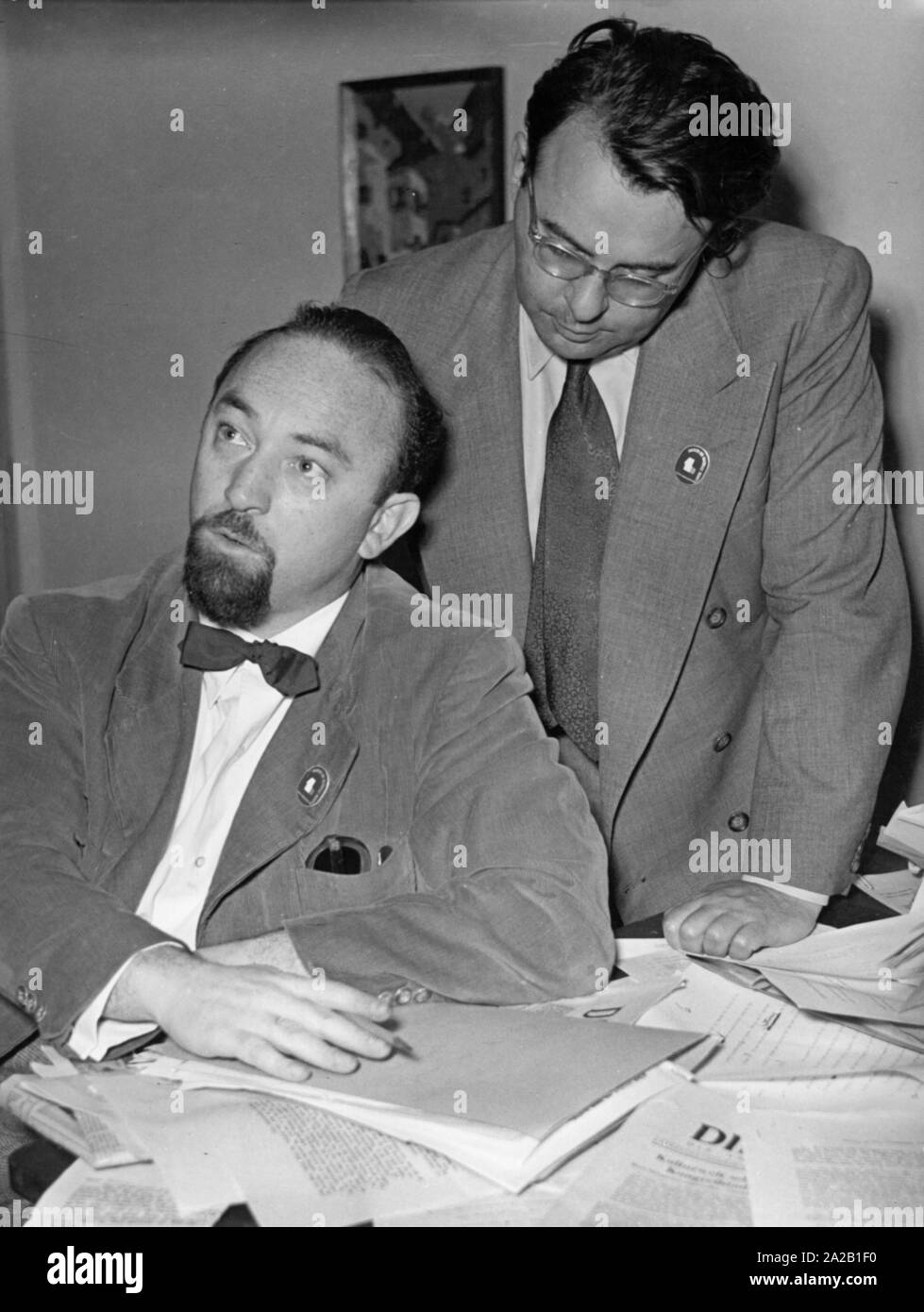 Melvin Jonah Lasky Journaliste et Irving Brown à une table avec des documents (sans date photo). Banque D'Images