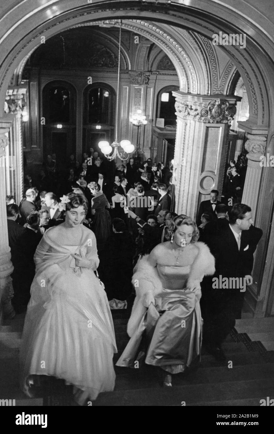 Audience à la réouverture de l'Opéra de Vienne récemment construit en 1955. Banque D'Images
