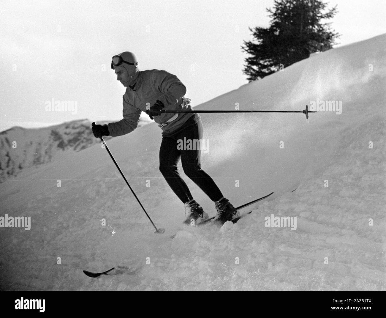 La photo montre la course de ski 'Anton Engelbert Toni Sailer" au cours d'une formation. Après son temps en tant qu'athlète Toni Sailer a fait carrière comme actrice, chanteuse pop et entraîneur de l'oeSV. La photo a été prise à l'occasion de la course du Hahnenkamm en 1962. La course du Hahnenkamm a eu lieu depuis 1931 sur le Hahnenkamm de Kitzbühel. Banque D'Images