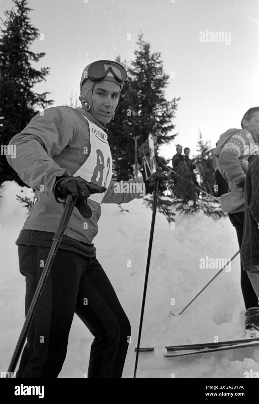 La photo montre la course de ski 'Anton Engelbert Toni Sailer" avec un numéro de départ liés. Après son temps en tant qu'athlète Toni Sailer a fait carrière en tant qu'acteur, chanteuse pop et entraîneur de l'oeSV. La photo a été prise à l'occasion de la course du Hahnenkamm en 1962. La course du Hahnenkamm a eu lieu depuis 1931 sur le Hahnenkamm de Kitzbühel. Banque D'Images