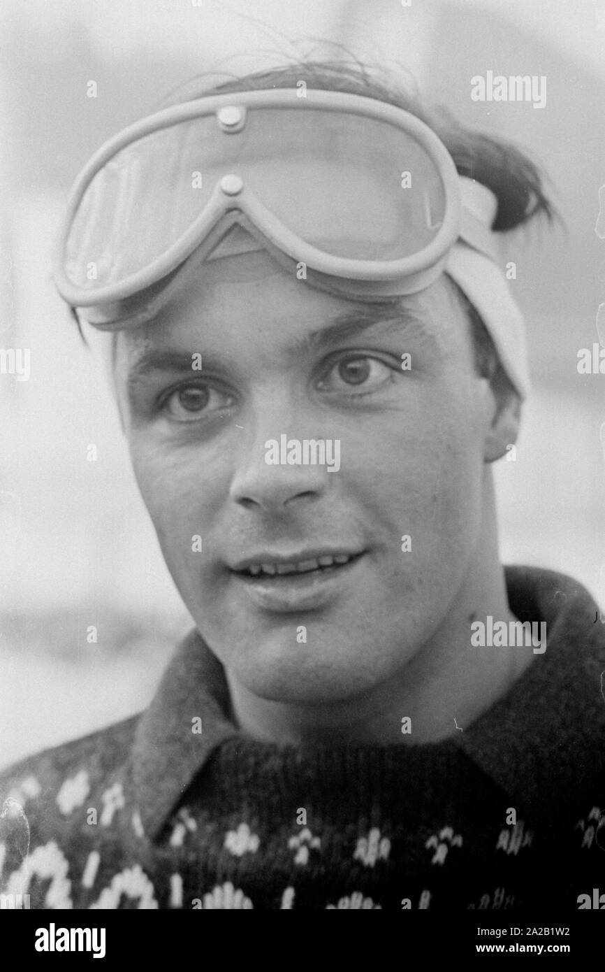 Photo de skieur Anton Engelbert Toni Sailer,' 'qui a été prise lors de la course du Hahnenkamm en 1962. Après son temps en tant qu'athlète, Toni Sailer a fait une carrière de comédienne, chanteuse pop et entraîneur de l'OSV. La course du Hahnenkamm a eu lieu sur le Hahnenkamm de Kitzbühel depuis 1931. Banque D'Images