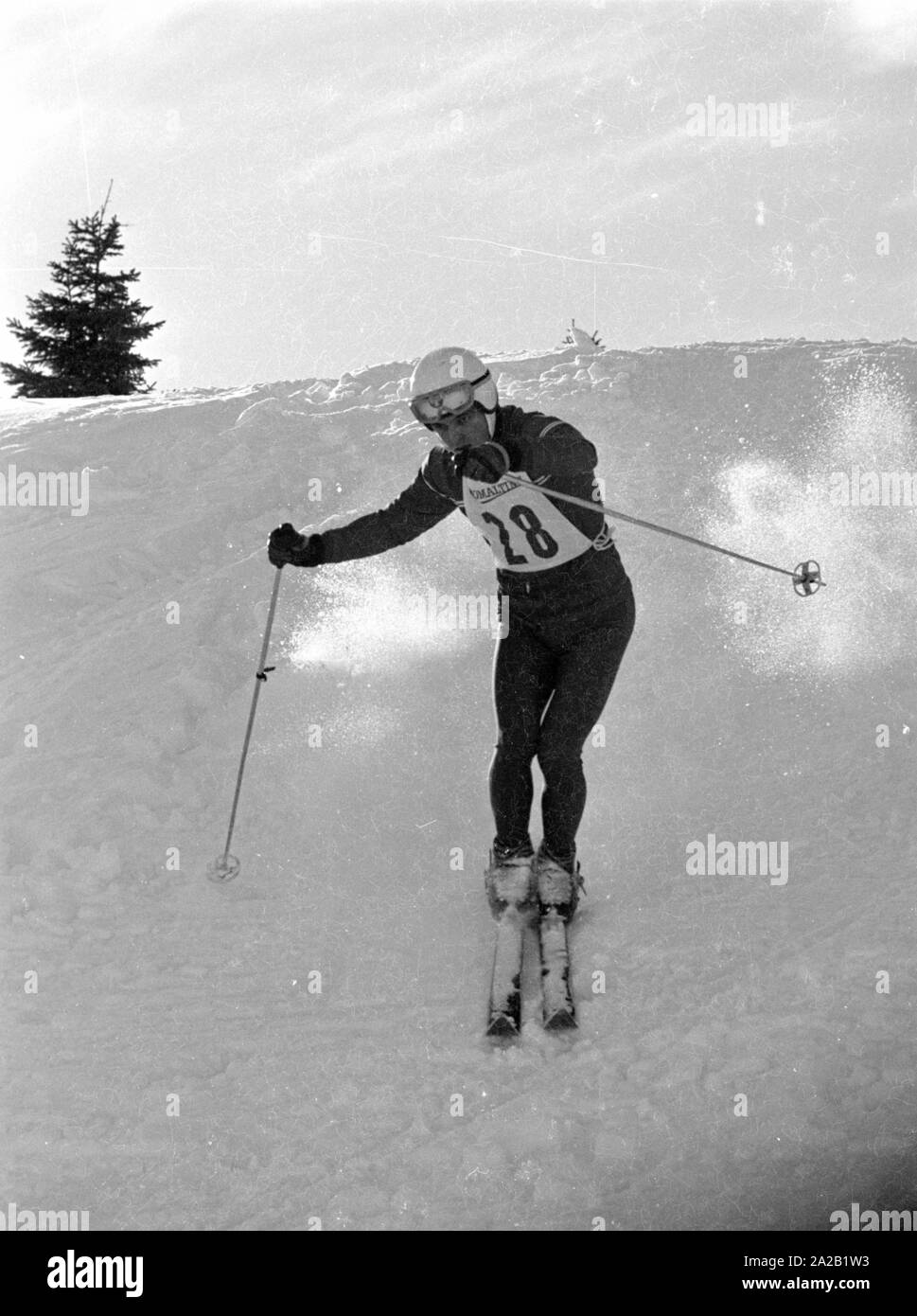 Photo d'une course de ski, qui participe à la course du Hahnenkamm, ski alpin, probablement déjà au cours d'une analyse de la course. La course du Hahnenkamm a eu lieu sur le Hahnenkamm de Kitzbühel depuis 1931. Banque D'Images