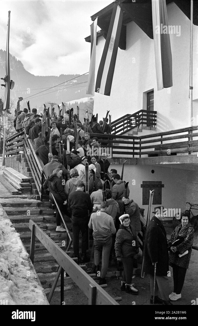En attente de voir les skieurs qui veulent prendre le téléphérique jusqu'à l'Hahnenkamm. La photo a été prise à l'occasion de la course du Hahnenkamm se déroulant en même temps, et a eu lieu sur l'une des pistes. La course du Hahnenkamm a eu lieu depuis 1931 sur le Hahnenkamm de Kitzbühel. Banque D'Images