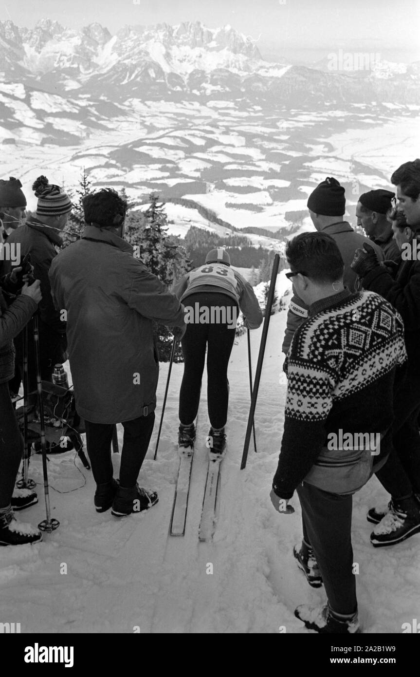 La photo montre la course de ski 'Anton Engelbert Toni Sailer" peu de temps avant le début. Après son temps en tant qu'athlète Toni Sailer a fait carrière en tant qu'acteur, chanteuse pop et entraîneur de l'oeSV. La photo a été prise à l'occasion de la course du Hahnenkamm en 1962. La course du Hahnenkamm a eu lieu depuis 1931 sur le Hahnenkamm de Kitzbühel. Banque D'Images