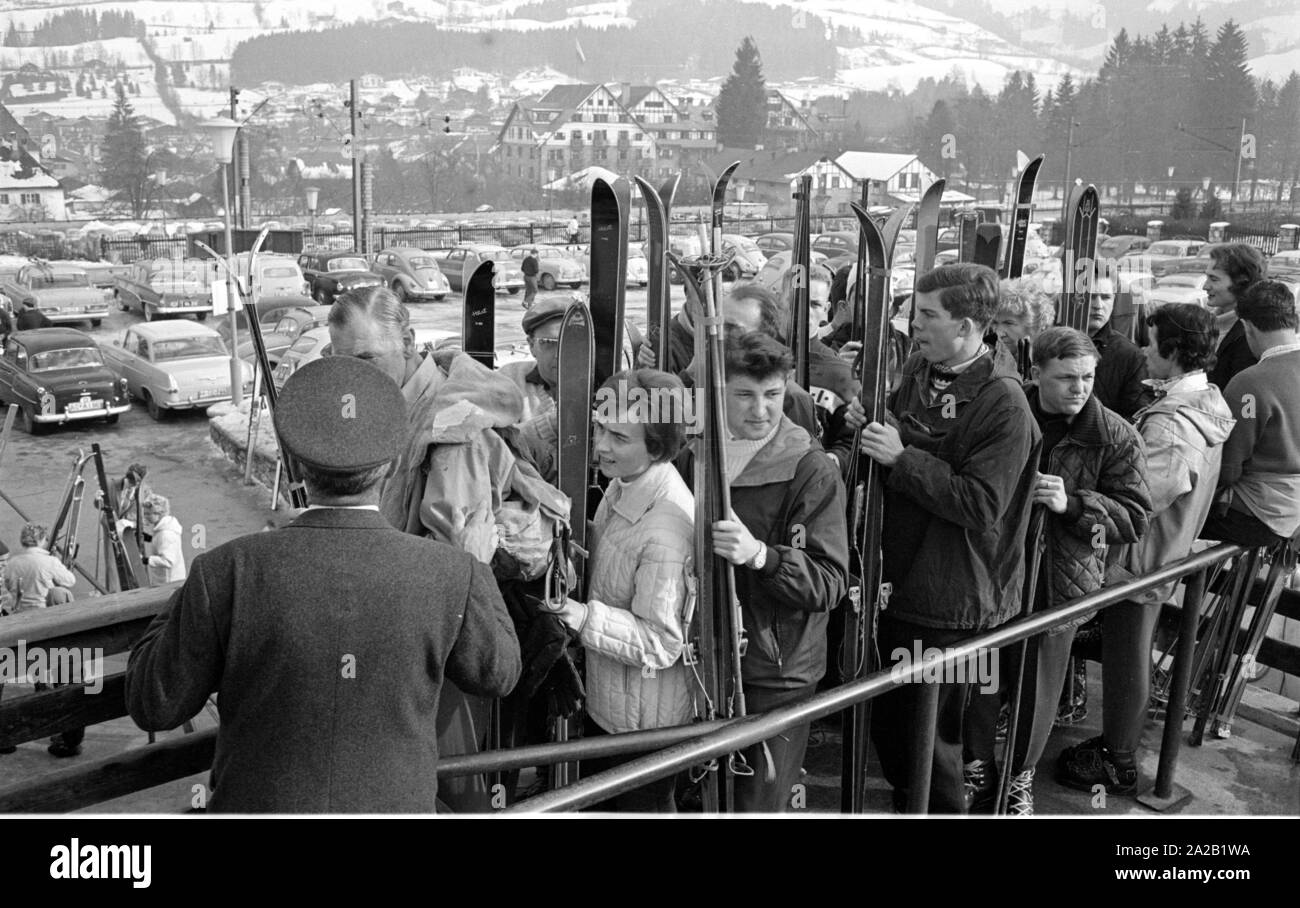 En attente de voir les skieurs qui veulent prendre le téléphérique jusqu'à l'Hahnenkamm. La photo a été prise à l'occasion de la course du Hahnenkamm se déroulant en même temps, et a eu lieu sur l'une des pistes. La course du Hahnenkamm a eu lieu depuis 1931 sur le Hahnenkamm de Kitzbühel. Dans l'arrière-plan, le terrain de stationnement avec l'voitures en stationnement des visiteurs. Banque D'Images