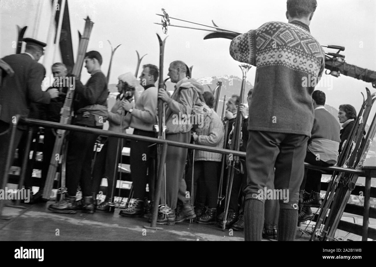 En attente de voir les skieurs qui veulent prendre le téléphérique jusqu'à l'Hahnenkamm. La photo a été prise à l'occasion de la course du Hahnenkamm se déroulant en même temps, et a eu lieu sur l'une des pistes. La course du Hahnenkamm a eu lieu depuis 1931 sur le Hahnenkamm de Kitzbühel. Banque D'Images