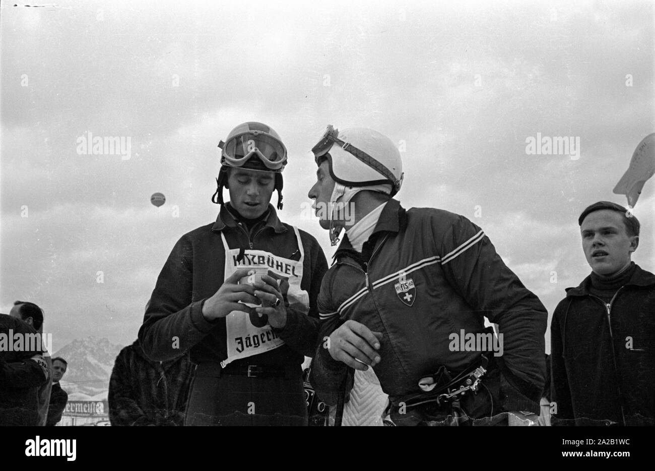 Photo de skieurs qui participent à la course pendant une conversation. La station de ski racer sur la gauche est probablement Gerhard Nenning, l'un des meilleurs coureurs des années 60. La course du Hahnenkamm a eu lieu sur le Hahnenkamm de Kitzbühel depuis 1931. Banque D'Images