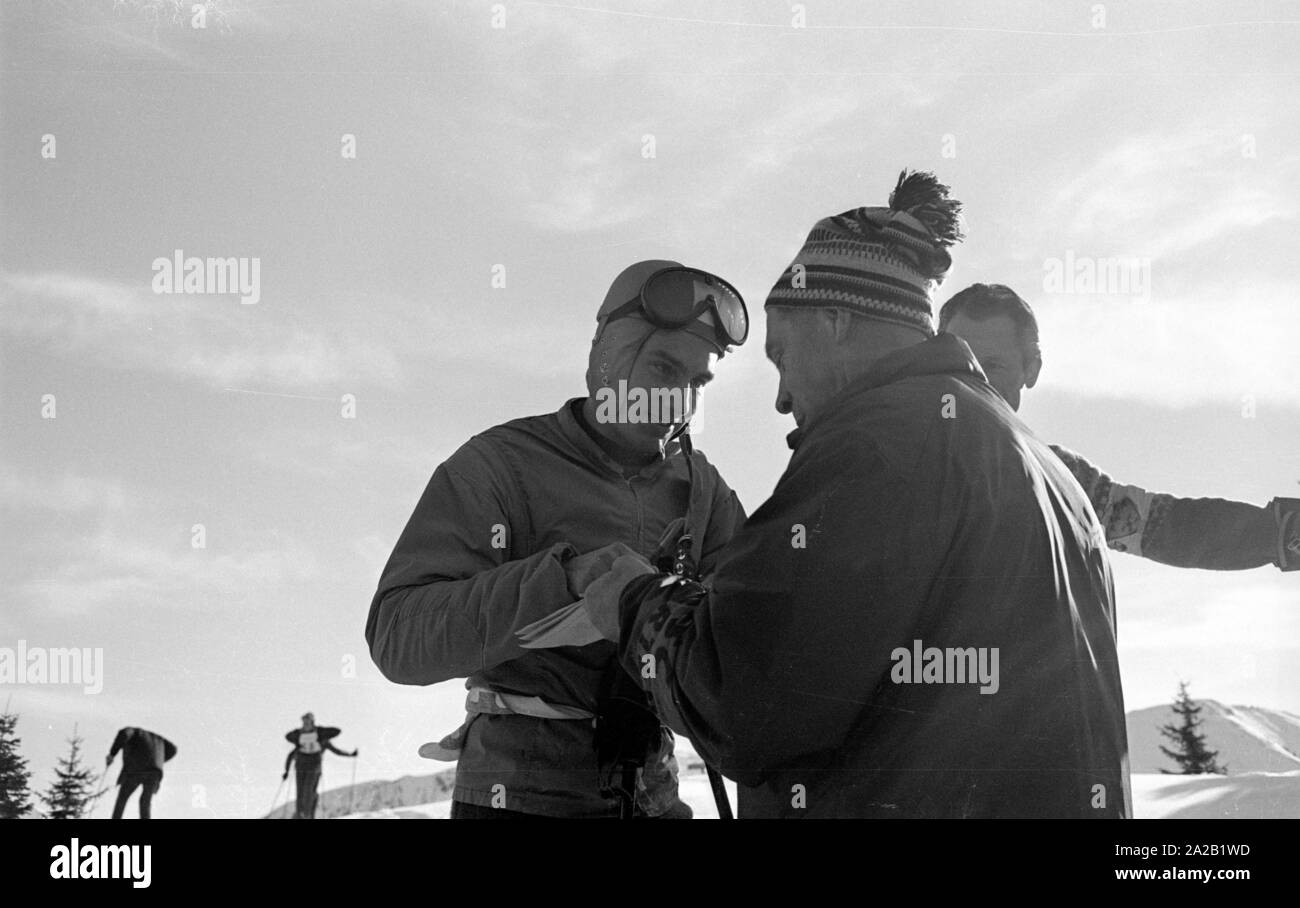 La photo montre la course de ski 'Anton Engelbert Toni Sailer" dans la conversation avec un ventilateur. Après son temps en tant qu'athlète Toni Sailer a fait carrière comme actrice, chanteuse pop et entraîneur de l'oeSV. La photo a été prise à l'occasion de la course du Hahnenkamm en 1962. La course du Hahnenkamm a eu lieu depuis 1931 sur le Hahnenkamm de Kitzbühel. Banque D'Images