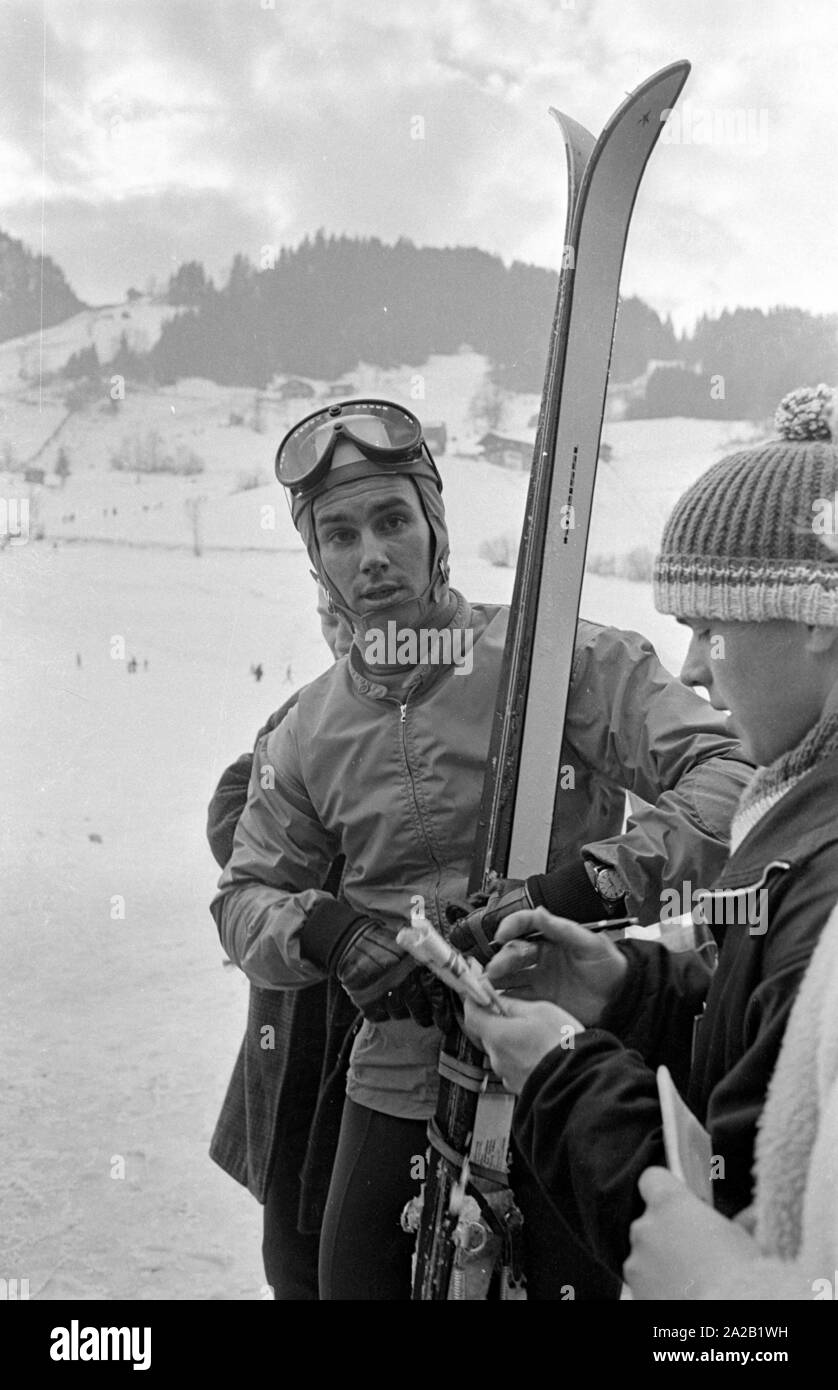 Anton Engelbert skieur 'Toni' Sailer répond aux questions d'un journaliste. La photo a été prise lors de la course du Hahnenkamm en 1962. Après son temps en tant qu'athlète, Toni Sailer a fait une carrière de comédienne, chanteuse pop et entraîneur de l'OSV. La photo a été prise lors de la course du Hahnenkamm en 1962. La course du Hahnenkamm avaient eu lieu depuis 1931 sur le Hahnenkamm de Kitzbühel. Banque D'Images