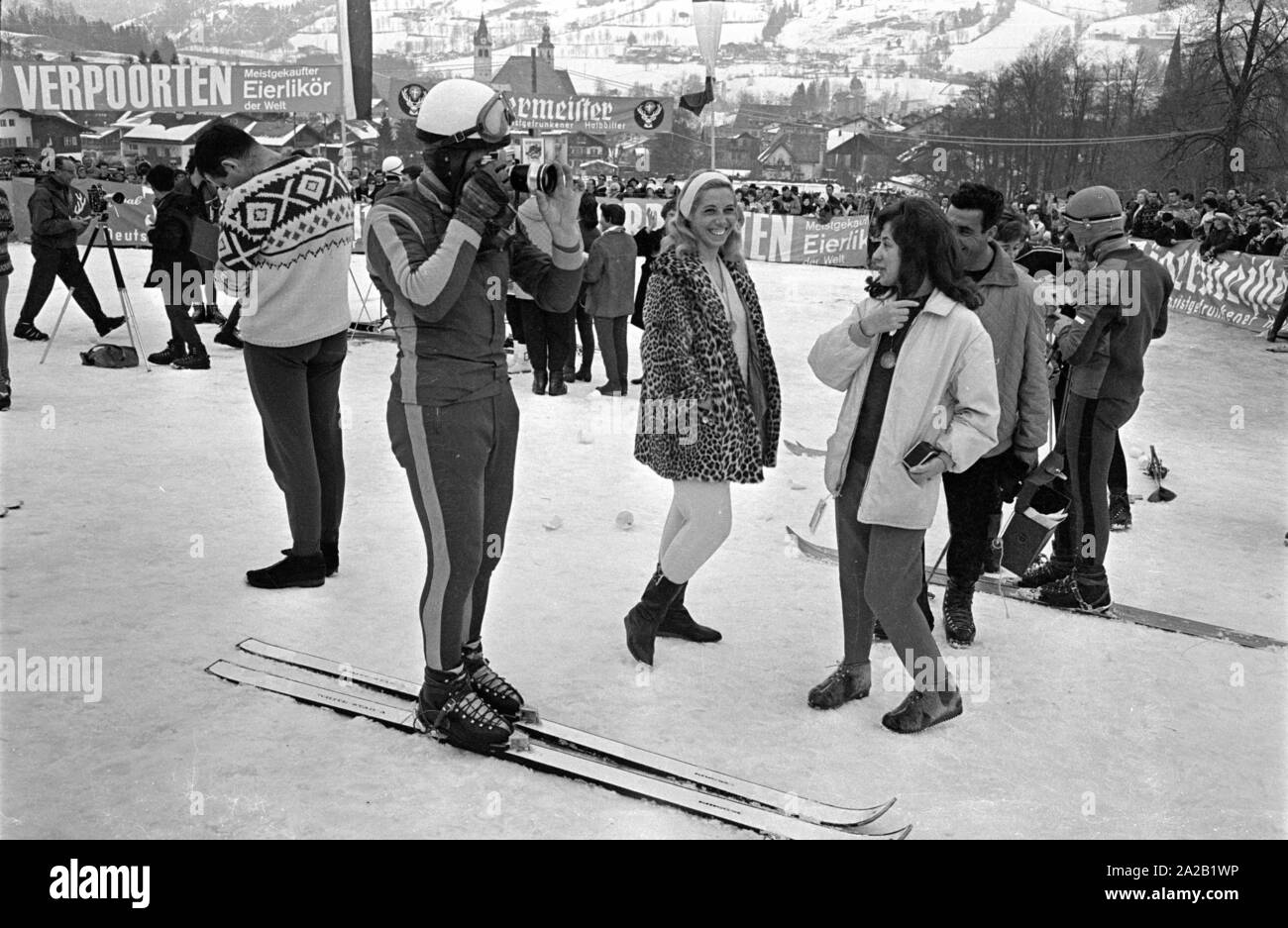 Vue de la scène finale. Au premier plan, certains coureurs avec leurs familles, sur la gauche, la mise en place de leurs caméras pressiers. Dans l'arrière-plan, derrière la barrière des fans et des bannières de Jaegermeister et Verpoorten, deux des sponsors de la compétition. La course du Hahnenkamm a eu lieu sur le Hahnenkamm de Kitzbühel depuis 1931. Banque D'Images