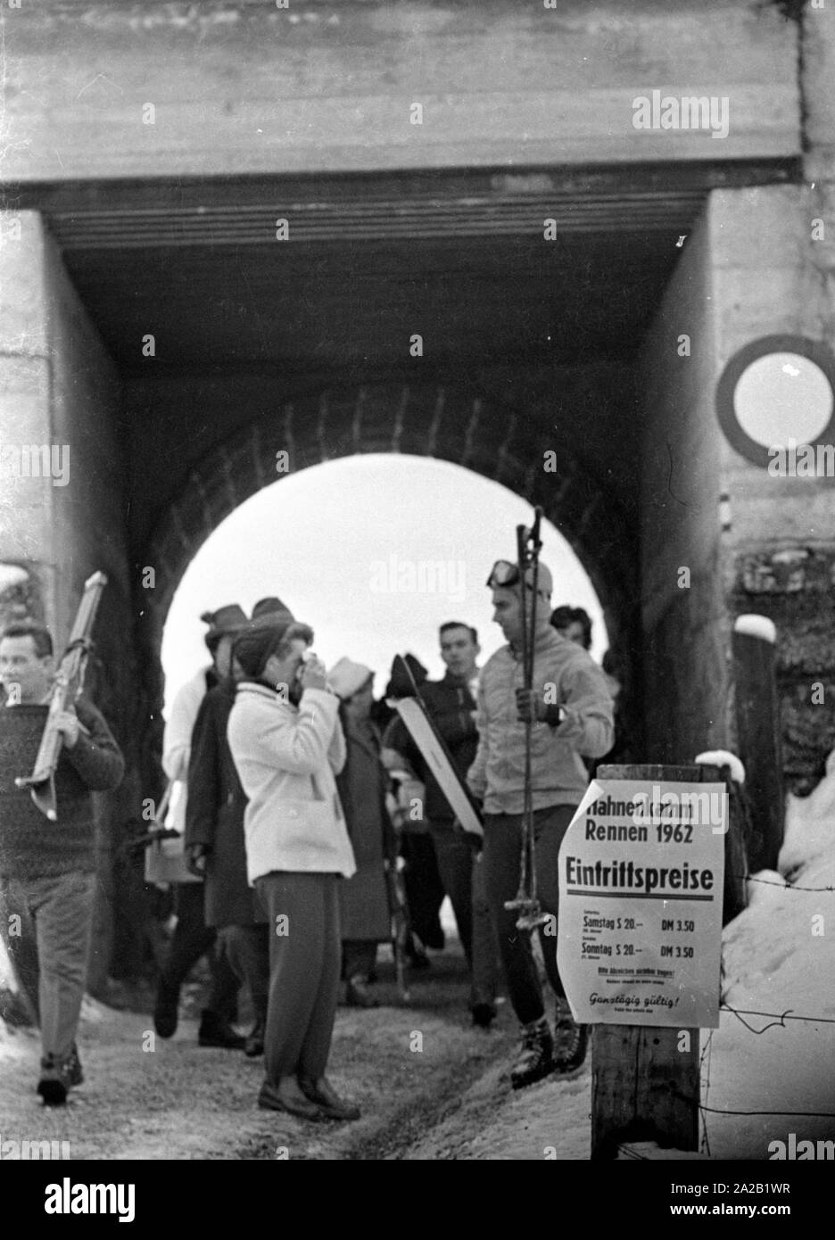 Un ventilateur femelle prend une photo du skieur Toni Sailer. La photo a été prise lors de la course du Hahnenkamm en 1962. Après son temps en tant qu'athlète, Toni Sailer a fait une carrière de comédienne, chanteuse pop et entraîneur de l'OSV. La course du Hahnenkamm avaient eu lieu depuis 1931 sur le Hahnenkamm de Kitzbühel. Banque D'Images