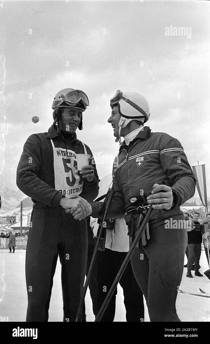 Deux skieurs de féliciter l'un l'autre après l'une des descente de la course du Hahnenkamm. La course du Hahnenkamm a eu lieu sur le Hahnenkamm de Kitzbühel depuis 1931. Banque D'Images