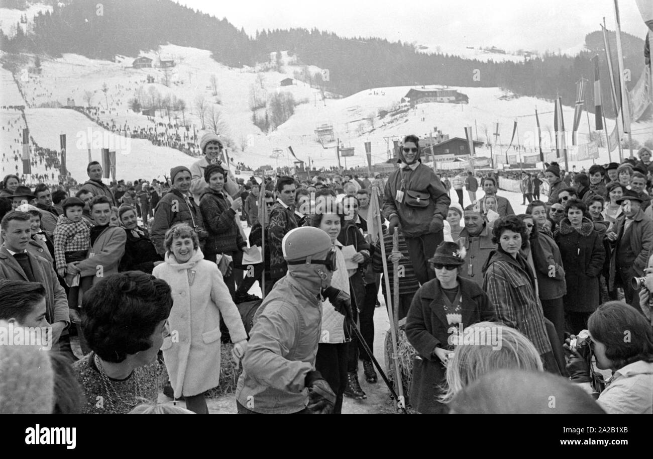 L'une des enceintes surround spectateurs coureurs de ski participantes au pied de la piste. La course du Hahnenkamm a eu lieu sur le Hahnenkamm de Kitzbühel depuis 1931. Banque D'Images