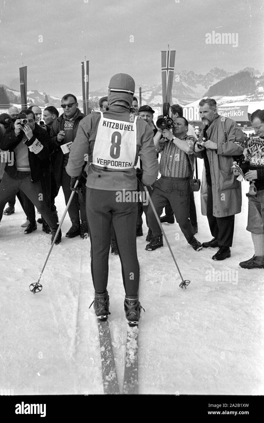 Un des participants est entouré par les photographes de presse et journalistes après son arrivée à l'arrivée de la course du Hahnenkamm. La course du Hahnenkamm a eu lieu sur le Hahnenkamm de Kitzbühel depuis 1931. Banque D'Images