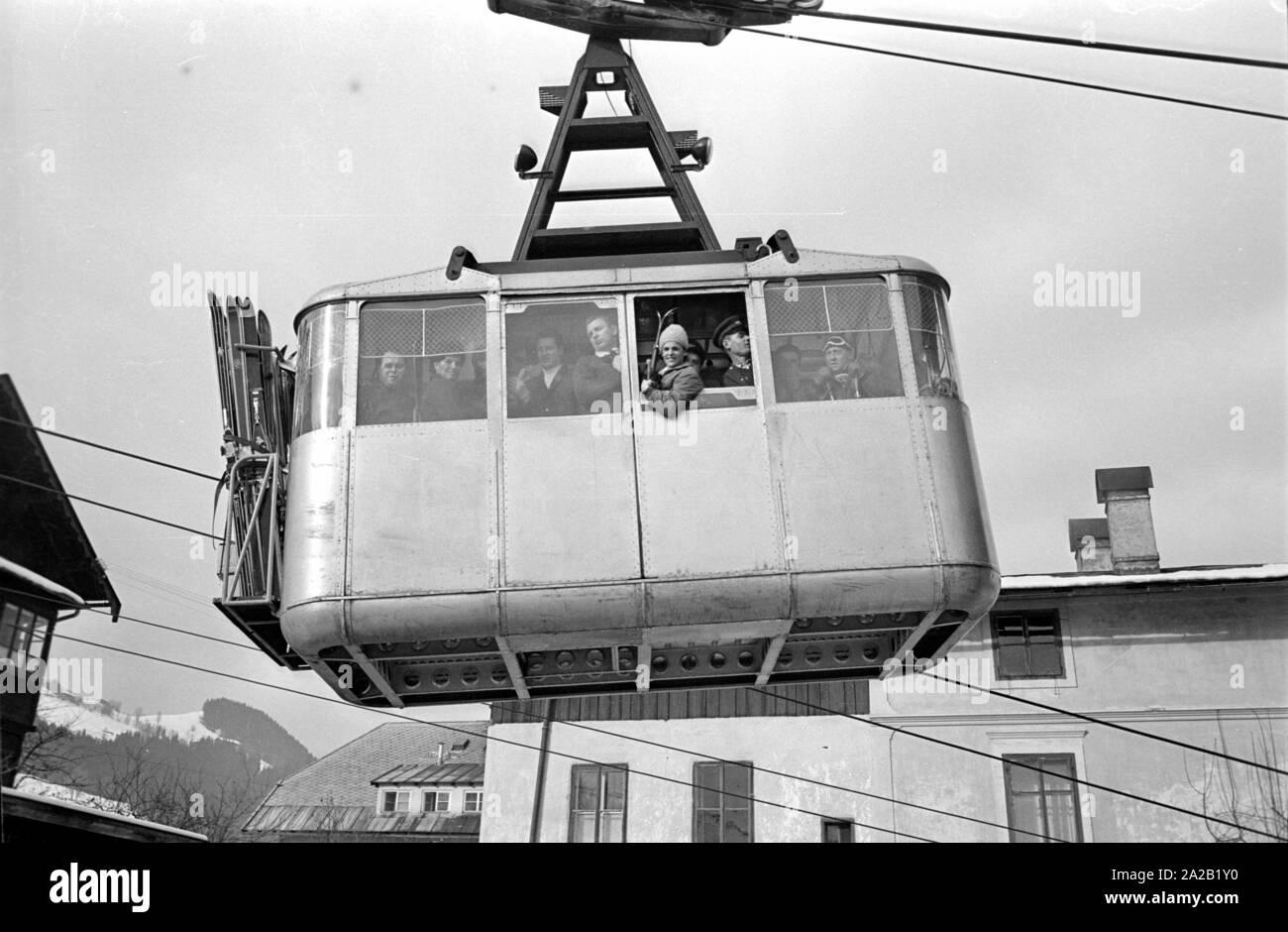 Vue d'une voiture pleine de skieurs qui vont jusqu'à l'Hahnenkamm de Kitzbühel. La photo a été prise à l'occasion de la course du Hahnenkamm en 1962, où les participants ont dû également prendre le téléphérique vers le haut. La course du Hahnenkamm a eu lieu sur le Hahnenkamm de Kitzbühel depuis 1931. Banque D'Images