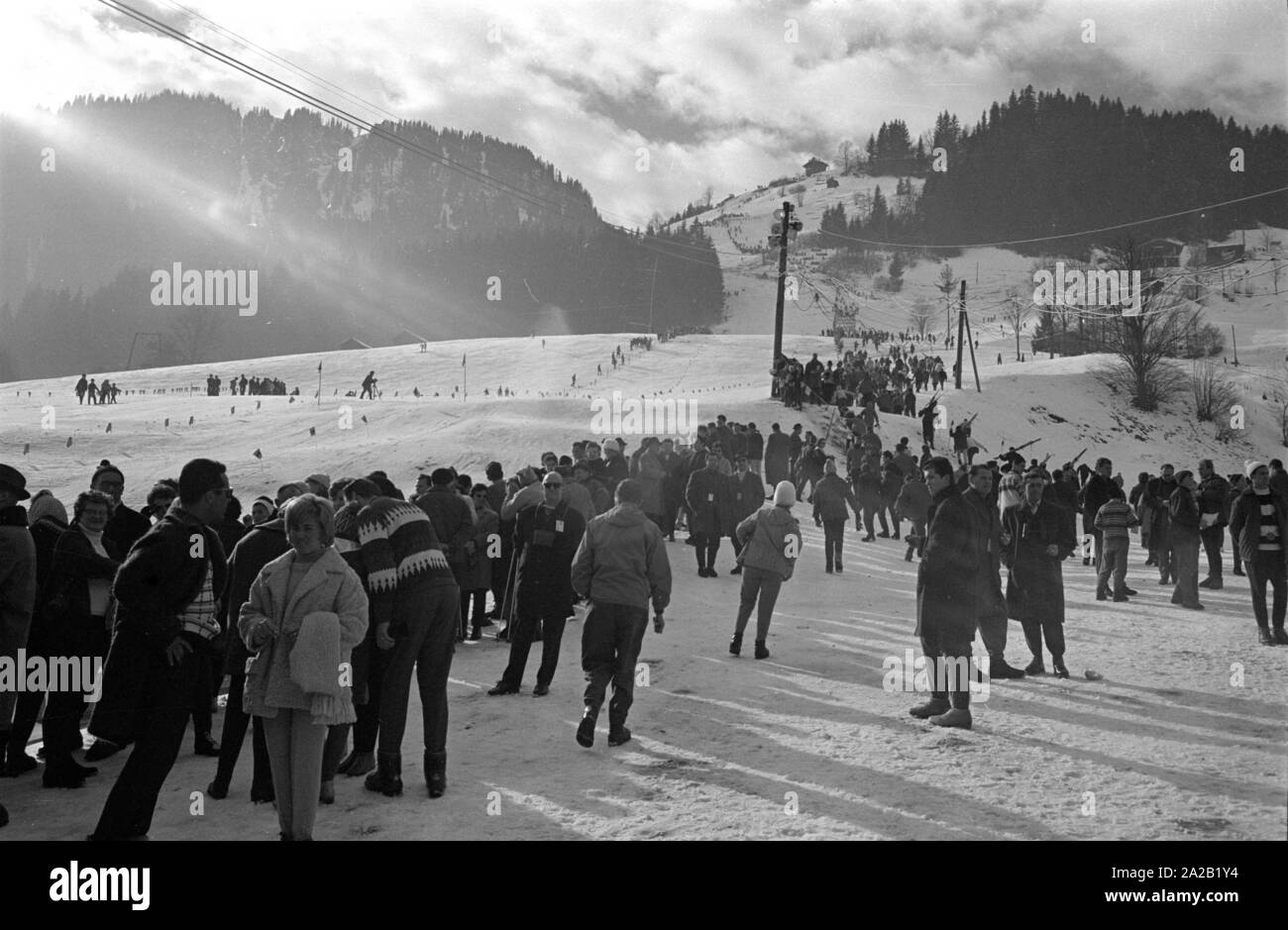 Les spectateurs ont alignés le long de la piste à regarder les coureurs pendant la compétition. La course du Hahnenkamm a eu lieu sur le Hahnenkamm de Kitzbühel depuis 1931. Banque D'Images