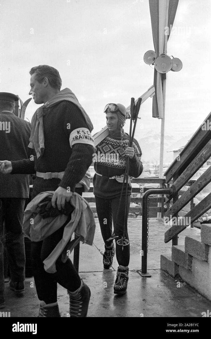 Photo de skieur de Toni Sailer avec ses skis sur ses épaules sur son chemin vers le téléphérique de l'Hahnenkamm. Il a pris part à la course de ski qui a eu lieu il y en janvier 1962. La course du Hahnenkamm a eu lieu sur le Hahnenkamm de Kitzbühel depuis 1931. Banque D'Images