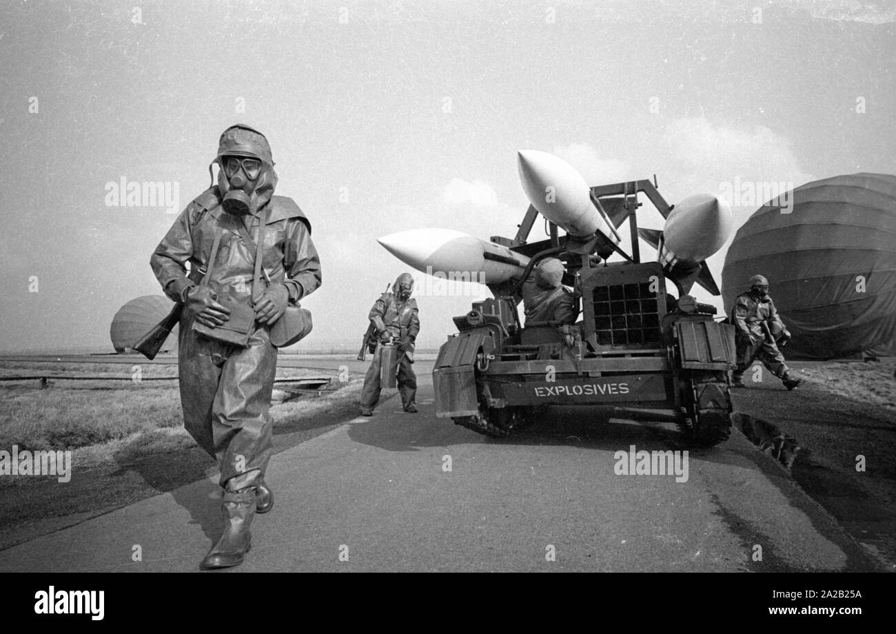 Série de photos prises au cours d'une visite à une unité de la Bundeswehr à Hambourg, qui est équipé avec Hawk antiaériens. Des soldats en tenue de protection NBC d'exploiter cet équipement au cours d'un exercice. Photo non datée. Les soldats de l'unité de la Luftwaffe avec le chargeur de la batterie. Banque D'Images