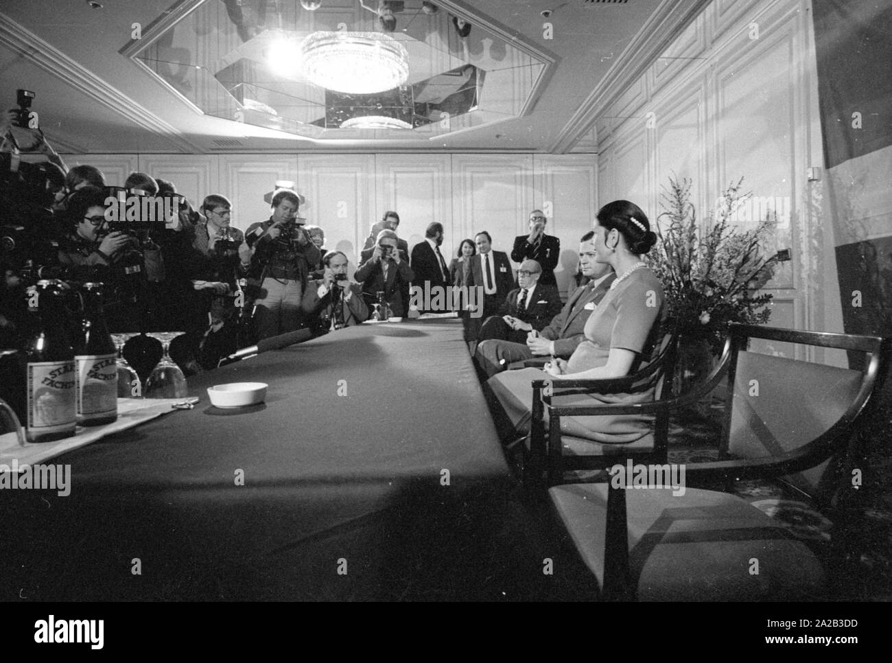 Conférence de presse à l'occasion de la visite d'état du Roi Carl XVI Gustaf et son épouse Silvia de Suède dans l'hôtel Vier Jahreszeiten" à Munich. Munich était probablement un arrêt au cours de la visite d'État, parce que Carl Gustav a rencontré sa future épouse, Silvia Sommerlath, ici en 1972. Banque D'Images