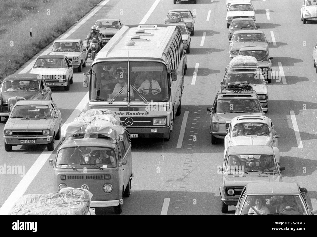 Pendant les vacances d'été les embouteillages se produisent en raison du trafic touristique. La photo montre un embouteillage sur l'A8, un itinéraire de voyage ou via Salzbourg ou Innsbruck (A93). Banque D'Images