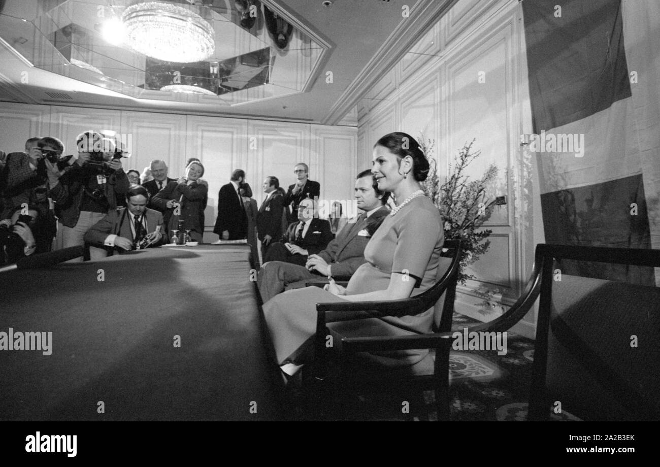 Conférence de presse à l'occasion de la visite d'état du Roi Carl XVI Gustaf et son épouse Silvia de Suède dans l'hôtel Vier Jahreszeiten" à Munich. Munich était probablement un arrêt au cours de la visite d'État, parce que Carl Gustav a rencontré sa future épouse, Silvia Sommerlath, ici en 1972. Banque D'Images