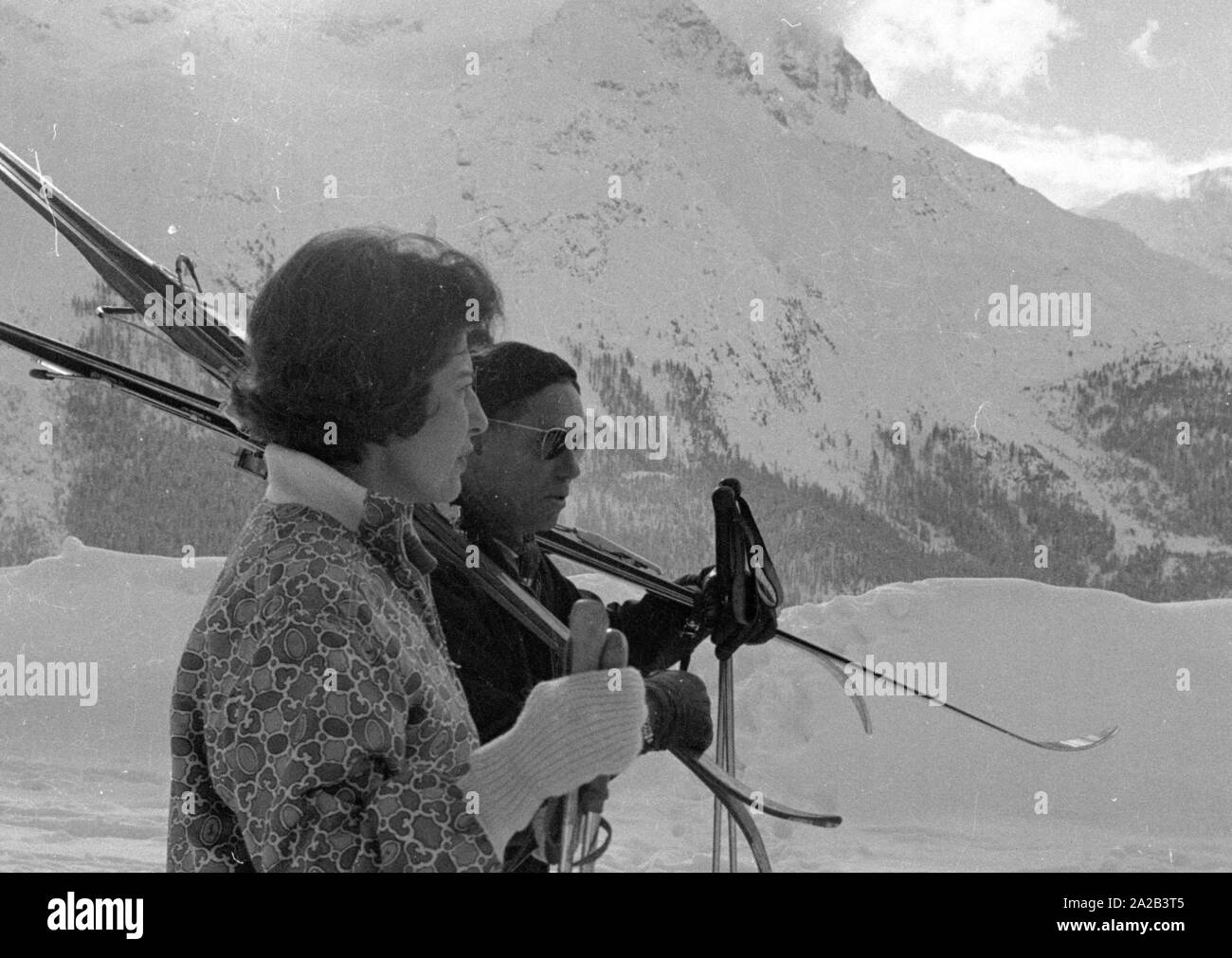 Le jour du mariage du Shah d'Iran Farah Diba, les journalistes ont visité récemment son épouse divorcée, Soraya, qui était à St Moritz ce jour-là. La photo montre Soraya avec son moniteur de ski Schmidhauser, qui a donné ses leçons pendant des années. Banque D'Images