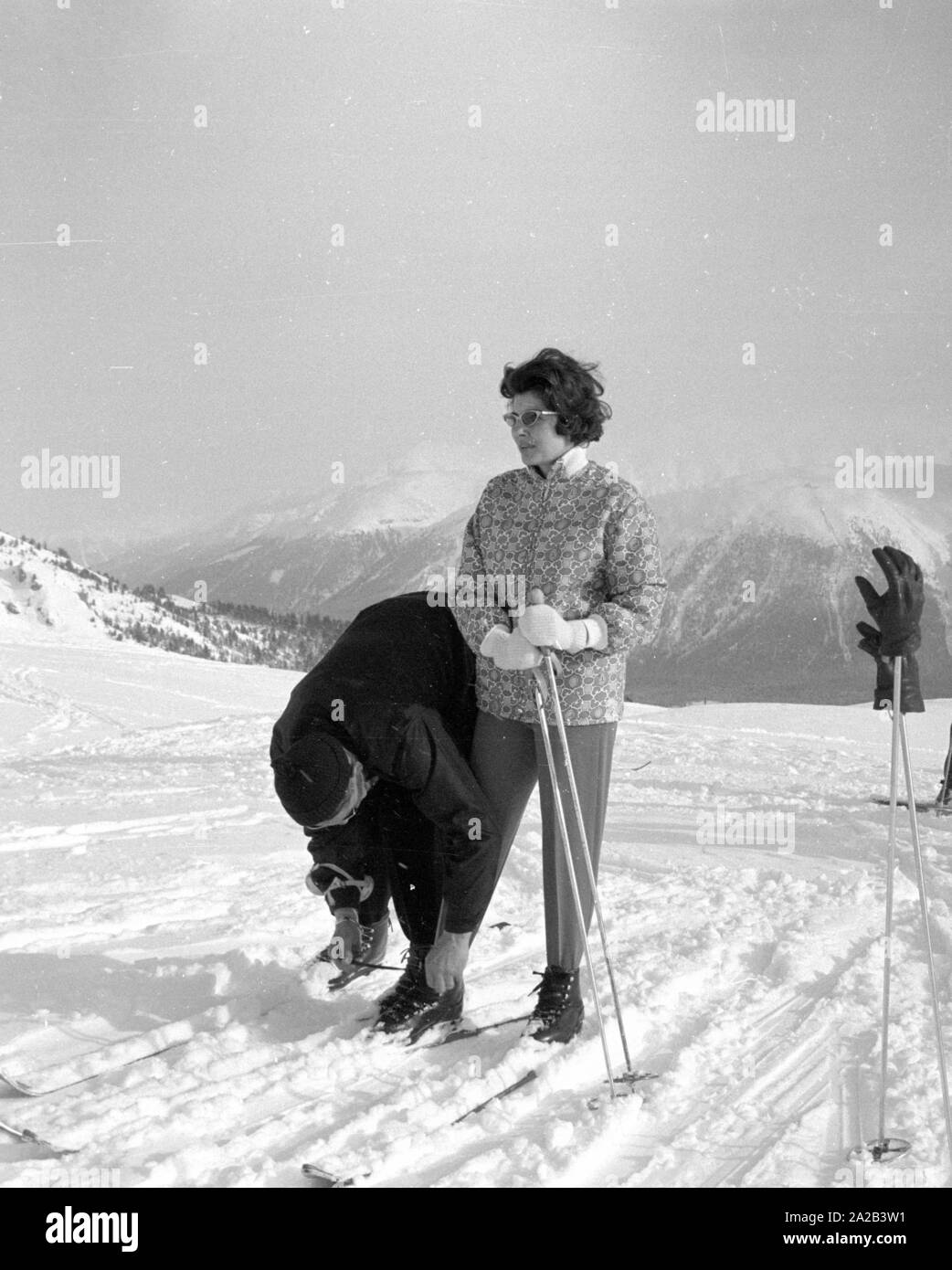 Le jour du mariage du Shah d'Iran Farah Diba, les journalistes ont visité récemment son épouse divorcée, Soraya, qui était à St Moritz ce jour-là. La photo montre Soraya avec son moniteur de ski Schmidhauser, qui a donné ses leçons pendant des années. Banque D'Images