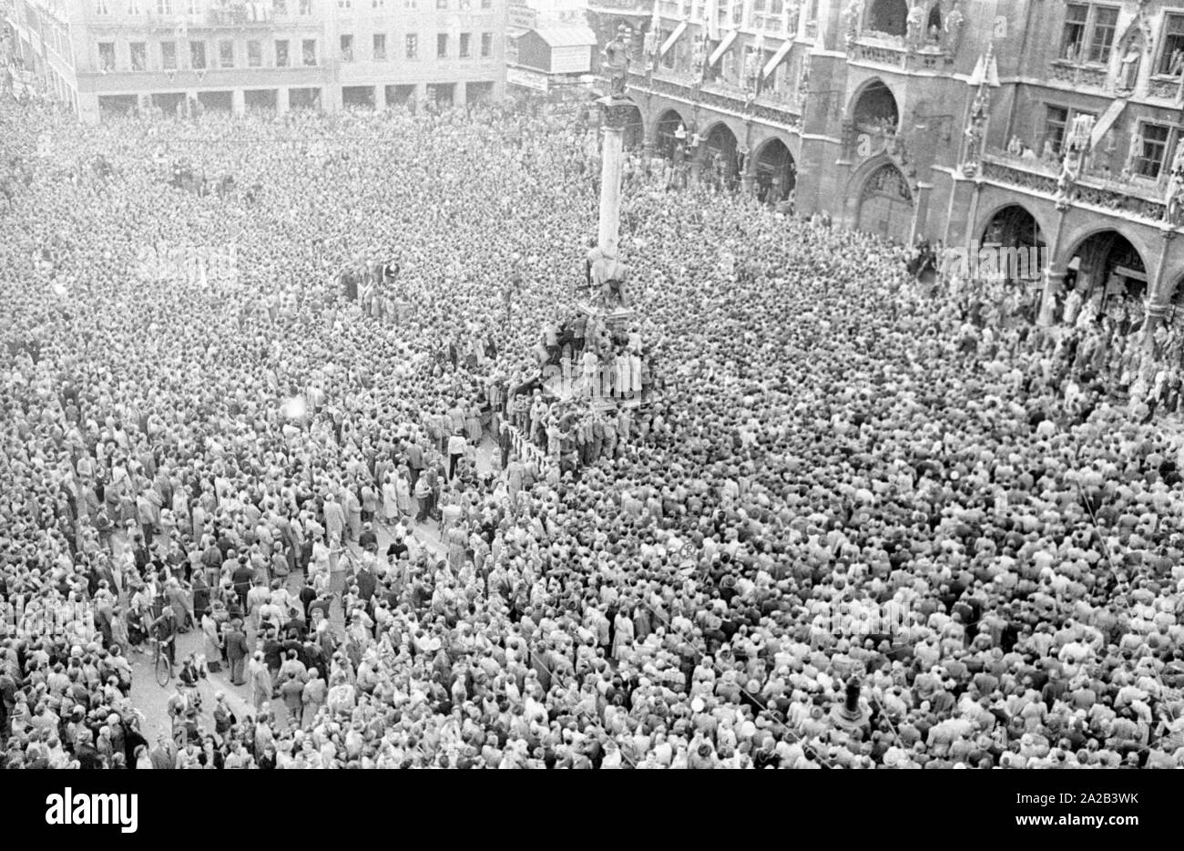 Le train avec l'équipe nationale de football allemande est arrivé à Munich le 6.7.1954. Les joueurs et les entraîneurs ont été portées à l'hôtel de ville par les voitures et les bus à travers la foule enthousiaste. L'administration de la ville et de nombreuses entreprises ont donné un jour de congé à leurs employés, des dizaines de milliers de personnes attendaient dans le centre-ville pour l'accueil des les champions du monde par le maire Wimmer. Banque D'Images