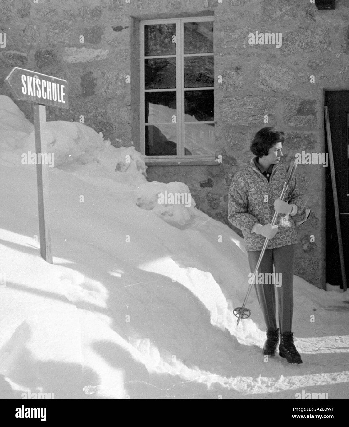 Le jour du mariage du Shah d'Iran Farah Diba, les journalistes ont visité récemment son épouse divorcée, Soraya, qui était à St Moritz ce jour-là. La photo montre sur son chemin à l'école de ski, où elle a suivi des cours de moniteur de ski Schmidhauser depuis des années. Banque D'Images