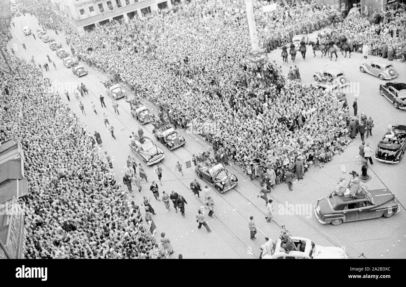 Le train avec l'équipe nationale de football allemande est arrivé à Munich le 6.7.1954. Les joueurs et les entraîneurs ont été portées à l'hôtel de ville par les voitures et les bus à travers la foule enthousiaste. L'administration de la ville et de nombreuses entreprises ont donné un jour de congé à leurs employés, des dizaines de milliers de personnes attendaient dans le centre-ville pour l'accueil des les champions du monde par le maire Wimmer. Banque D'Images