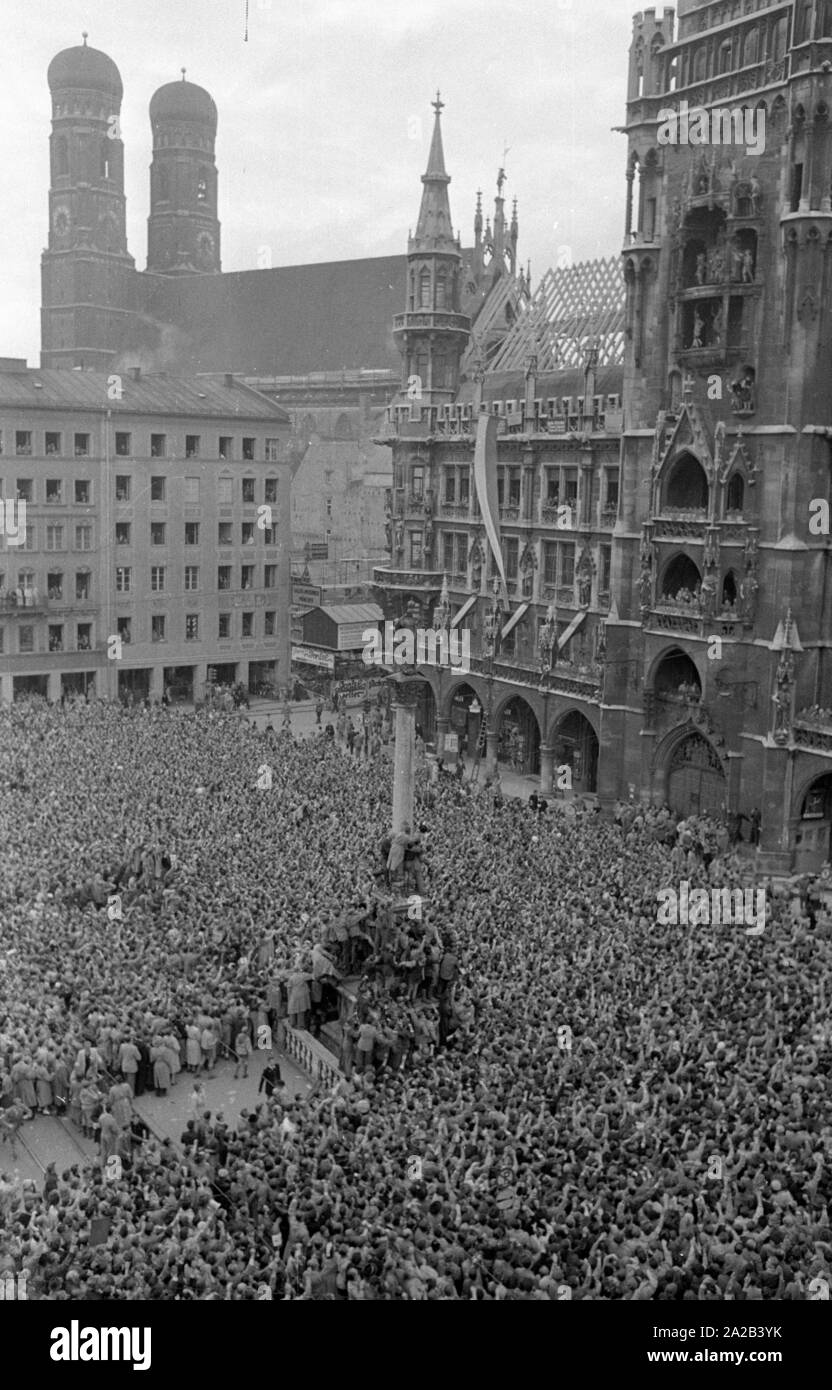 Le train avec l'équipe nationale de football allemande est arrivé à Munich le 6.7.1954. Les joueurs et les entraîneurs ont été portées à l'hôtel de ville par les voitures et les bus à travers la foule enthousiaste. L'administration de la ville et de nombreuses entreprises ont donné un jour de congé à leurs employés, des dizaines de milliers de personnes attendaient dans le centre-ville pour l'accueil des les champions du monde par le maire Wimmer. Banque D'Images