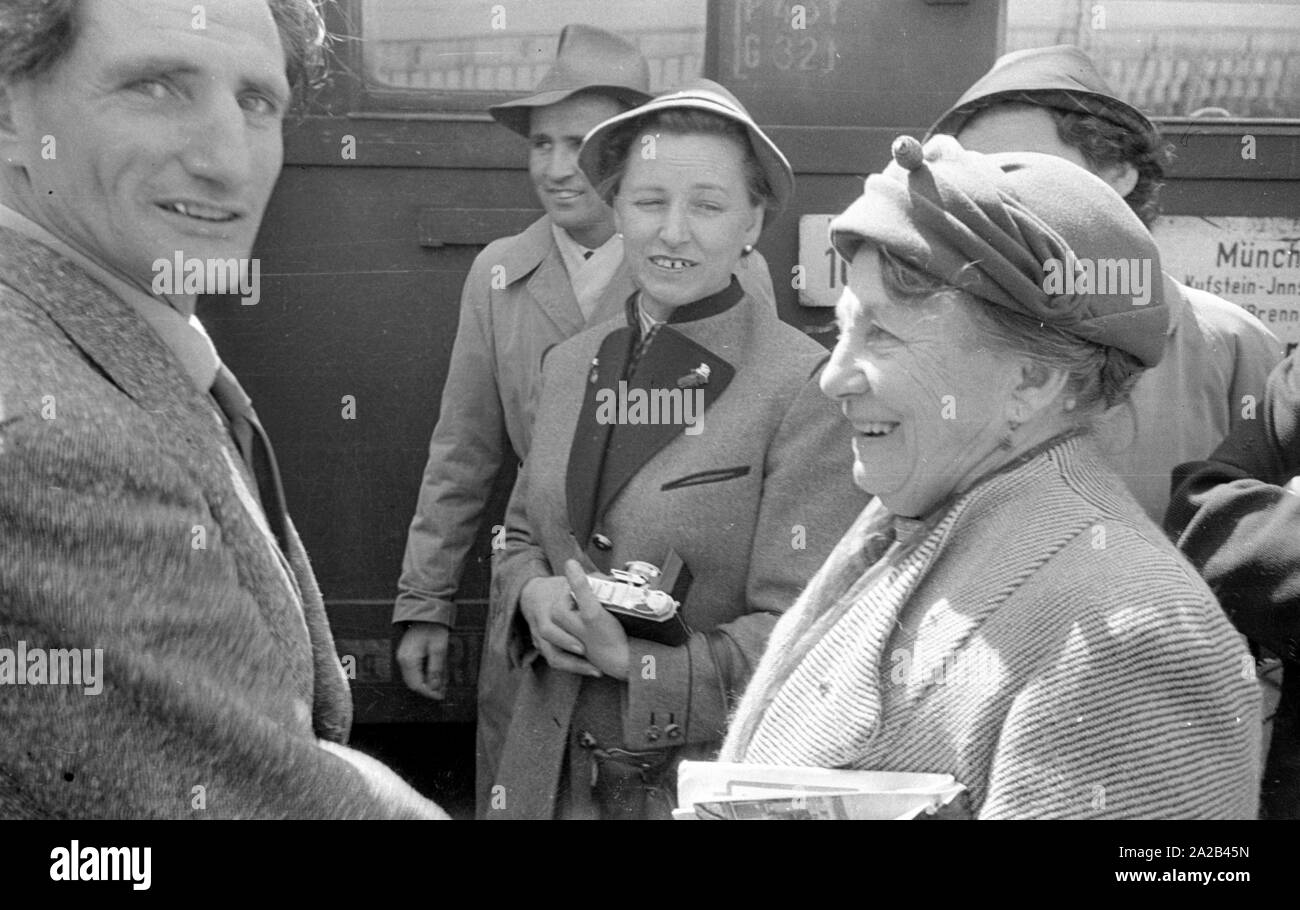 La photo montre probablement membres de l'expédition dans l'Himalaya à la large pic entre août et décembre 1954. Le voyage pour la région himalayenne explique le jour de départ le 28 avril. Les alpinistes participantes disent au revoir à leurs proches et les parties intéressées à la gare principale de Munich. Banque D'Images