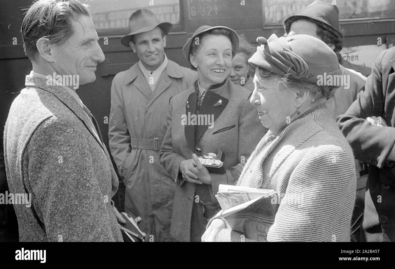 La photo montre probablement membres de l'expédition dans l'Himalaya à la large pic entre août et décembre 1954. Le voyage pour la région himalayenne explique le jour de départ le 28 avril. Les alpinistes participantes disent au revoir à leurs proches et les parties intéressées à la gare principale de Munich. Banque D'Images
