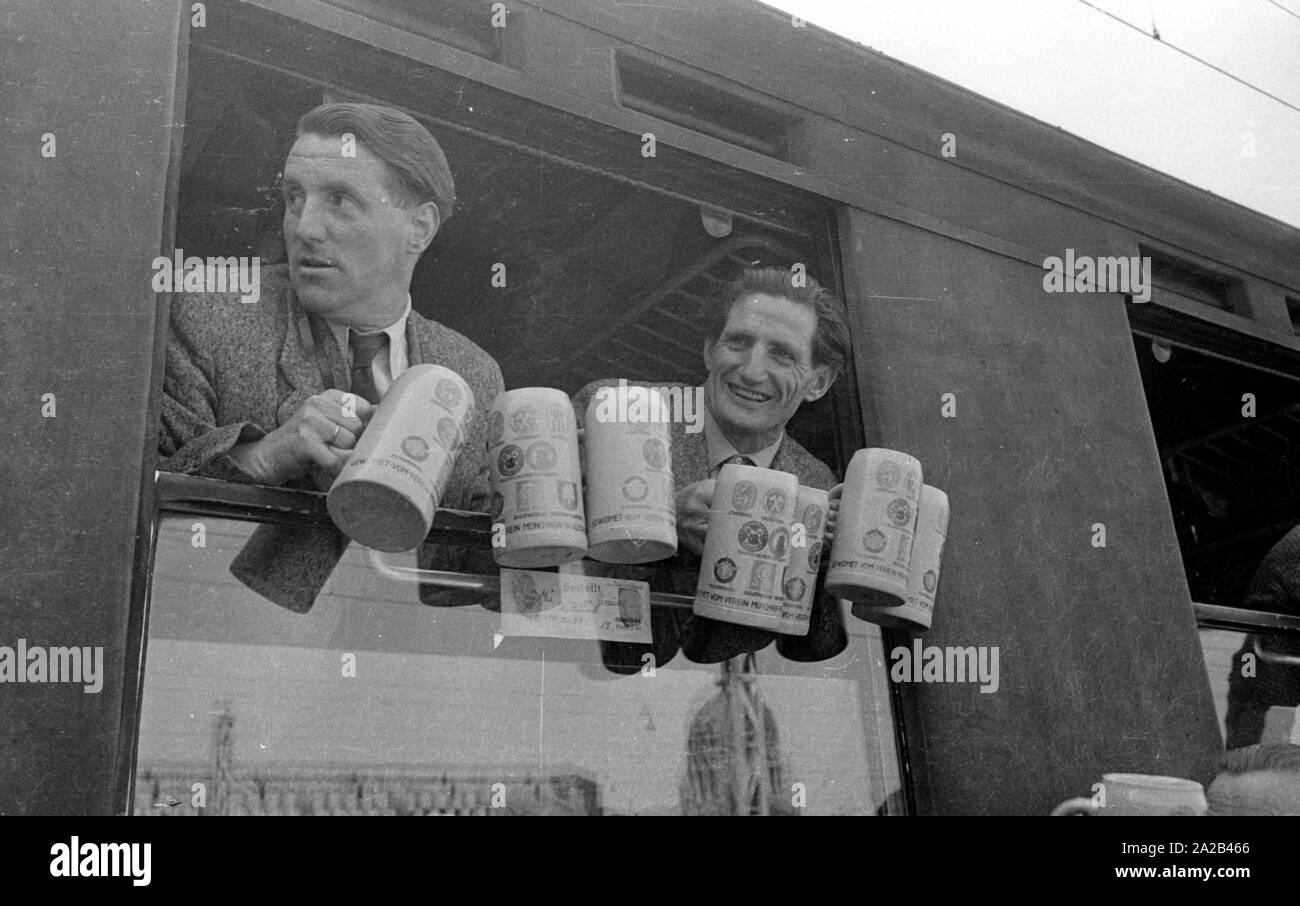 La photo montre probablement membres de l'expédition dans l'Himalaya à la large pic entre août et décembre 1954. Le voyage pour la région himalayenne explique le jour de départ le 28 avril. Les alpinistes participantes disent au revoir à leurs proches et les parties intéressées à la gare principale de Munich. Les participants à obtenir dans le train équipé de verres. Banque D'Images