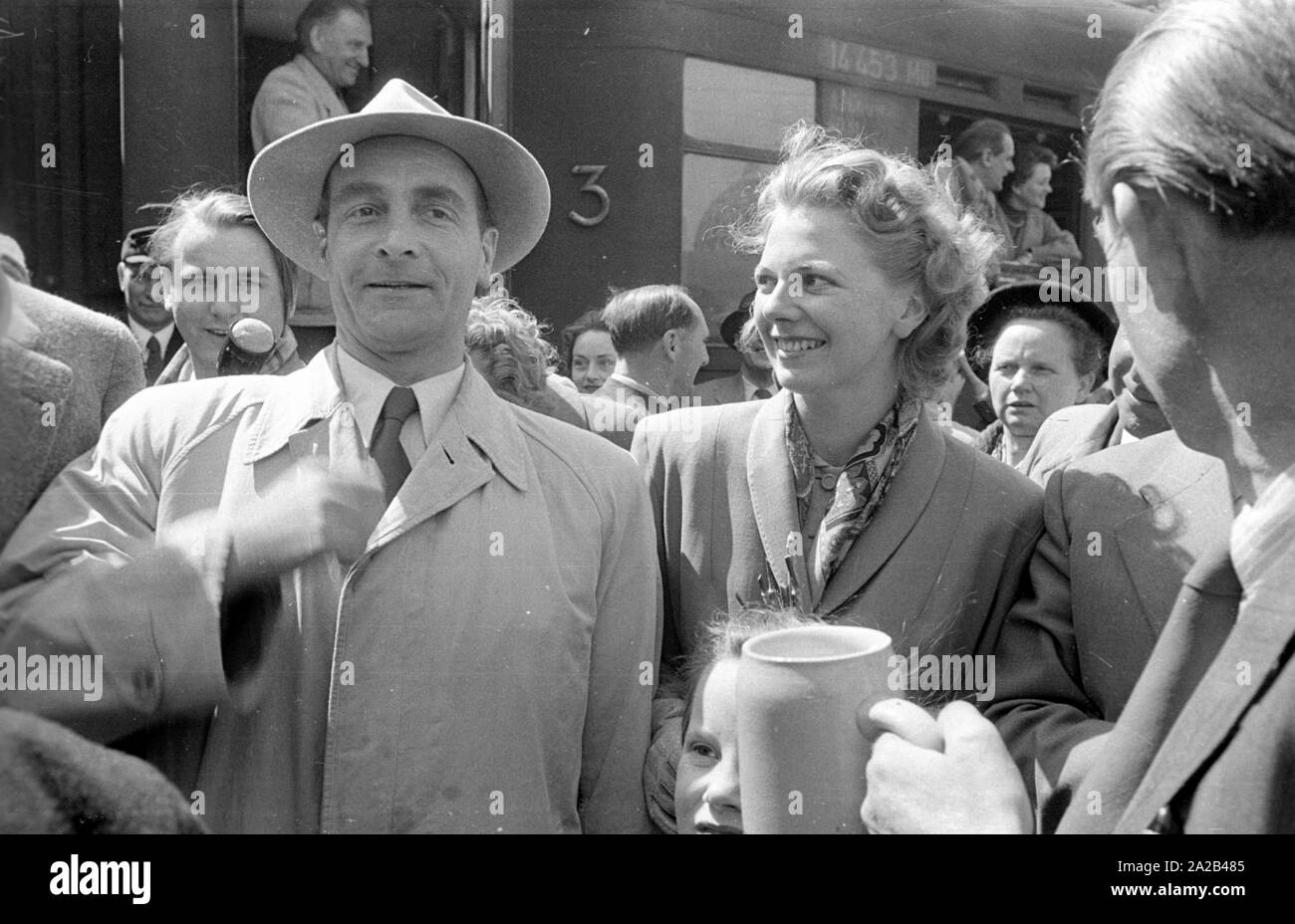 La photo montre probablement membres de l'expédition dans l'Himalaya à la large pic entre août et décembre 1954. Le voyage pour la région himalayenne explique le jour de départ le 28 avril. Les alpinistes participantes disent au revoir à leurs proches et les parties intéressées à la gare principale de Munich. Banque D'Images