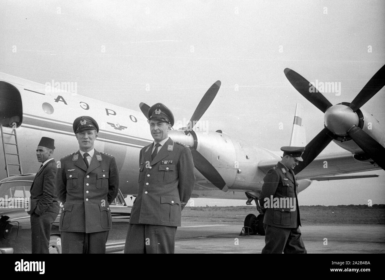 Les officiers de la Luftwaffe dans un aéroport au Maroc en face d'un IL-18 de la compagnie aérienne soviétique Aeroflot. Au cours d'une prétendue épidémie de paralysie au Maroc, un avion Noratlas Nord du Lufttransportgeschwader 61 de la Bundeswehr transporte le matériel auxiliaire, y compris des lits, au Maroc. En raison de la plage de fonctionnement du moteur, les vols sont allés par Madrid et de Gibraltar à l'Afrique. La cause de l'épidémie de paralysie était empoisonné de l'huile de cuisson (tri-acryl-empoisonnement de phosphore) où les patients ont participé au festival de Mouloud. Banque D'Images