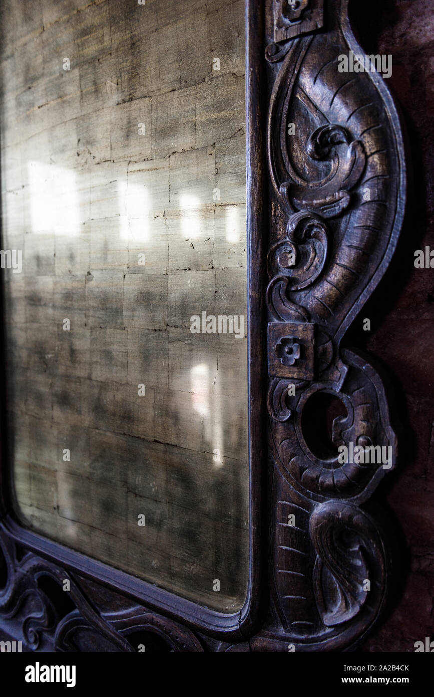 Le vieillissement de miroir monté dans un cadre en bois exquis Banque D'Images