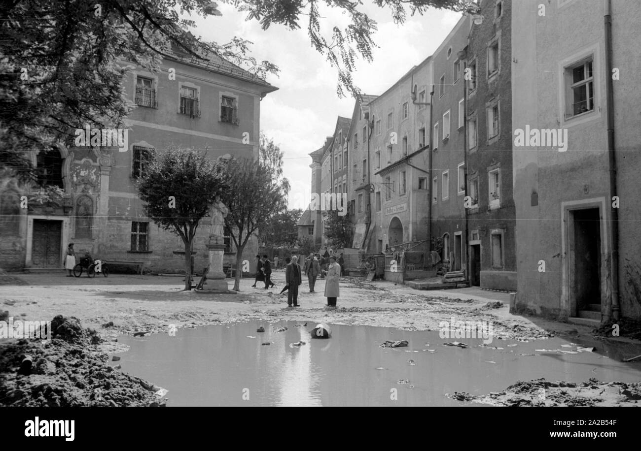 L'inondation à Passau et d'autres parties de la Basse Bavière (juillet, 1954) ont également appelé l'inondation du siècle. Le Danube, l'Inn et l'Ilz avaient débordé leurs banques, et ont inondé les villes et villages. Dernière photo d'un étang de l'eau et period. Après l'inondation portent leurs résidents détruit du mobilier extérieur . Banque D'Images